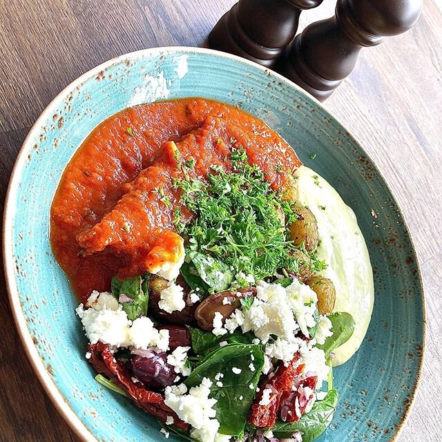 DAGENS LUNCH 
Grekisk k&ouml;ttf&auml;rslimpa
med fetaost, tomats&aring;s, basilikayoghurt, &ouml;rtrostad potatis &amp; spenatsallad med soltorkade tomater och r&ouml;dl&ouml;k. 
________________________________
Varmr&ouml;kt lax
med &ouml;rtcreme, 