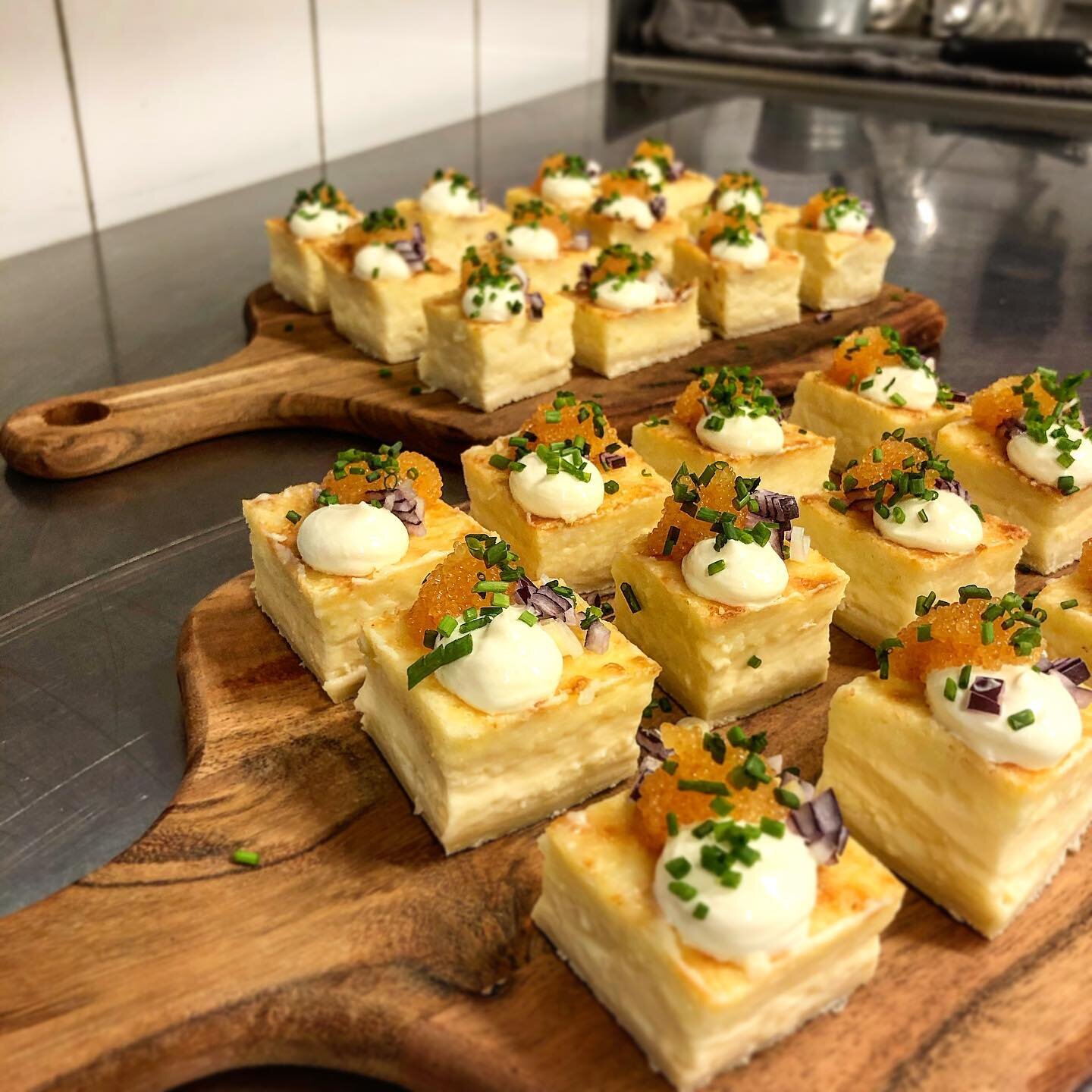 V&auml;sterbottenpaj med l&ouml;jrom, cr&eacute;me fra&icirc;che, r&ouml;dl&ouml;k &amp; gr&auml;sl&ouml;k

catering@materiet.com 

#matf&ouml;rallatillf&auml;llen #catering #snittar #mingel #event