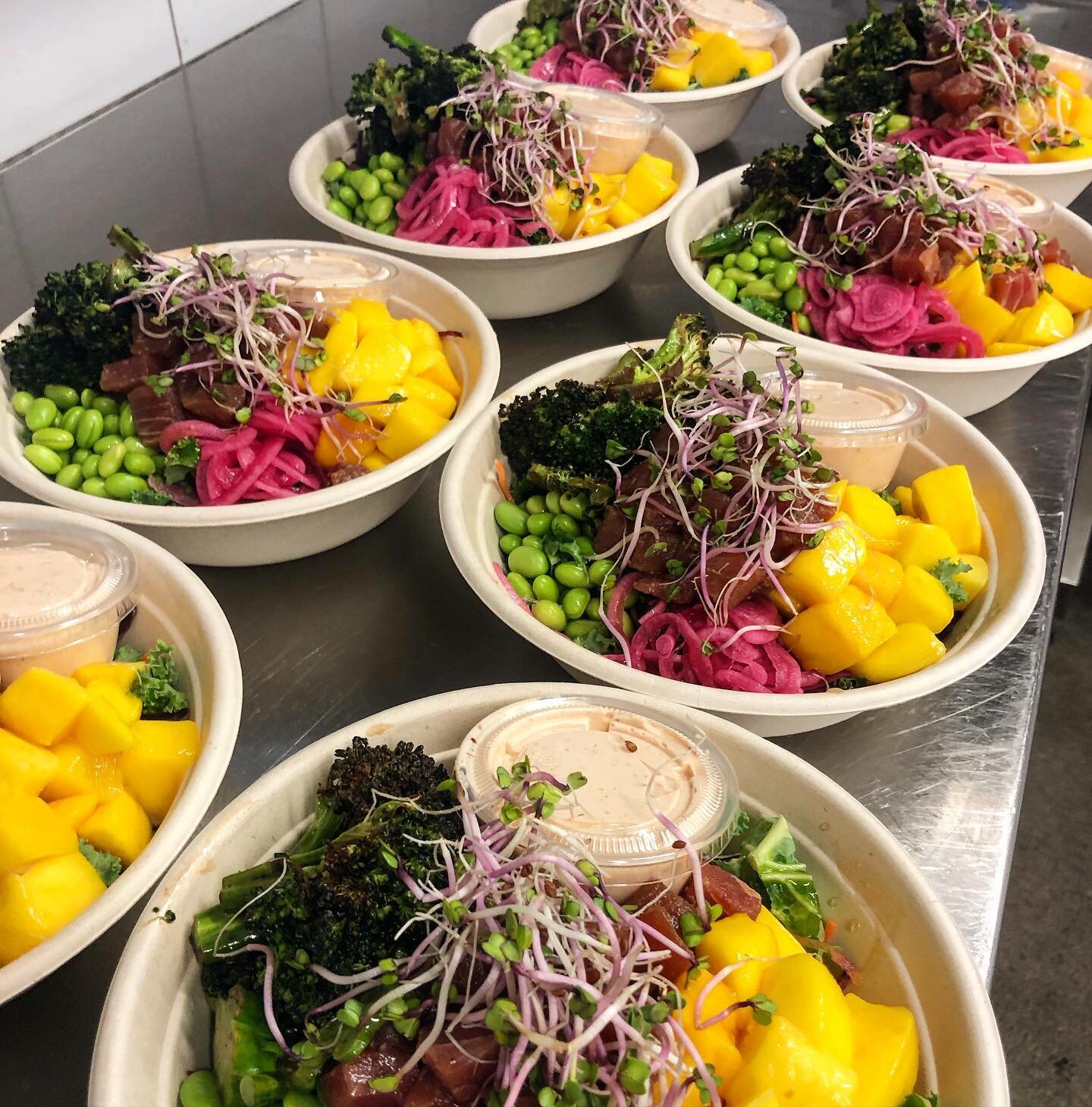 Bowl med limemarinerad tonfisk, r&aring;ris, edamameb&ouml;nor, mango 🥭 picklad l&ouml;k, sojarostad broccoli 🥦 r&aring;kostmix &amp; chilimajonn&auml;s 🌶 

catering@materiet.com 

#matf&ouml;rallatillf&auml;llen #bowl #catering #lunch