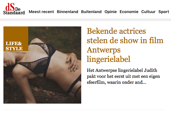 Het Antwerpse lingerielabel Judith pakt voor het eerst uit met een eigen sfeerfilm, waarin onder andere Marie Vinck en Ella-June Henrard opduiken. Voor ontwerpster Judith Van Herck is dit de uitgelezen manier om haar ontwerpen aan de wereld te tonen. ‘Ik denk niet in foto’s, maar in bewegend beeld.’ Van Herck is een gediplomeerd costumière, maar naast haar job als kostuumontwerpster voor theater- en filmproducties, draagt ze ook al bijna twintig jaar haar zelfontworpen lingerie. Na jaren van experimenteren en ontwerpen op maat lanceerde ze haar eigen lingerielijn. Haar tweede collectie komt nu tot leven in een bijzondere zwart-witfilm, waarvoor ze hulp kreeg van grote namen uit de filmwereld, zoals Erik Bulckens (voor de regie) en Brecht Goyvaerts (voor het camerawerk). ‘Ik wou die film eigenlijk vorig jaar al draaien, maar er kwam steeds iets tussen. Zo wilde ik absoluut buiten filmen, dus het mocht niet te koud zijn. Maar die film, dat moest ik gewoon doen: ik denk niet in foto’s, maar in bewegend beeld door mijn achtergrond en jarenlange aanwezigheid op set. Ik wilde personages creëren bij wie je kan zien hoe de lingerie zit als ze bewegen. Tenslotte is dat het belangrijkste criterium: mensen willen lingerie dragen die goed zit.’ In de film duiken ook enkele bekende gezichten op, zoals actrices Marie Vinck en Ella-June Henrard. ‘Marie is een van mij beste vriendinnen dus het was voor mij vanzelfsprekend dat ze deel zou uitmaken van dit verhaal. Ze heeft ook gewoon een ideaal figuur om lingerie te showen. Daarom gebruik ik haar ook al lang om het product te testen. Ella-June is ook een schone vrouw, in alle opzichten: hoe ze beweegt, hoe ze is… Het was leuk dat ik deze video kon maken, omringd door mensen die ik graag heb.’ ‘De vrouwen in de film zijn verschillende personages, met verschillende leeftijd en diverse huidskleuren. En ze hebben elk een fantastisch lichaam, maar zijn niet supermager. Ook dat vond ik belangrijk. Voor mij mag een vrouw echte vormen hebben. Er mag wat pak aan zijn, en dat wilde ik ook naar buiten brengen.’ Niet elk seizoen een nieuwe collectie Van Herck maakt al lingerie sinds ze een tiener was, en ze is zelf ook haar belangrijkste testpersoon. ‘Het is een lang proces om tot een perfect stuk te komen. Het duurde ook even voor ik zelf tevreden was. In het begin ben je ook bang om veel geld te investeren, en ga je vooral oplossingsgericht denken. Maar achteraf blijkt dat ene bandje dan toch minder elastisch en besef je dat je toch beter meteen voor de betere optie kiest, ook al is die veel duurder.’ Judith Lingerie mag gestaag groeien. ‘Ik ga niet elk seizoen met een nieuwe collectie uitpakken. Mijn plan is om jaarlijks een nieuw model uit te brengen en halfjaarlijks een limited edition ', aldus Van Herck. Schrikt het niet af dat zelfs een naam als La Fille d’O het nog steeds moeilijk heeft om winst te maken? ‘Ik ben me er heel erg van bewust dat het geen simpele opdracht is om een succesvol label uit te bouwen. Dat vind ik ook de minst leuke kant van het hele verhaal, dat het móét verkopen. Maar ik weet ook: als ik het niet meer graag doe, dan stop ik ermee.’ ‘Nu vind ik het nog veel te leuk, omdat ik nog elke dag bijleer. Voor deze collectie werk ik met een nieuw productiehuis waar ze heel erg goed zijn en hun kennis met mij delen, en dat geeft me zoveel zin om ermee aan de slag te gaan.’ ARTIKEL BEKENDE ACTRICES STELEN DE SHOW IN FILM ANTWERPS LINGERIELABEL