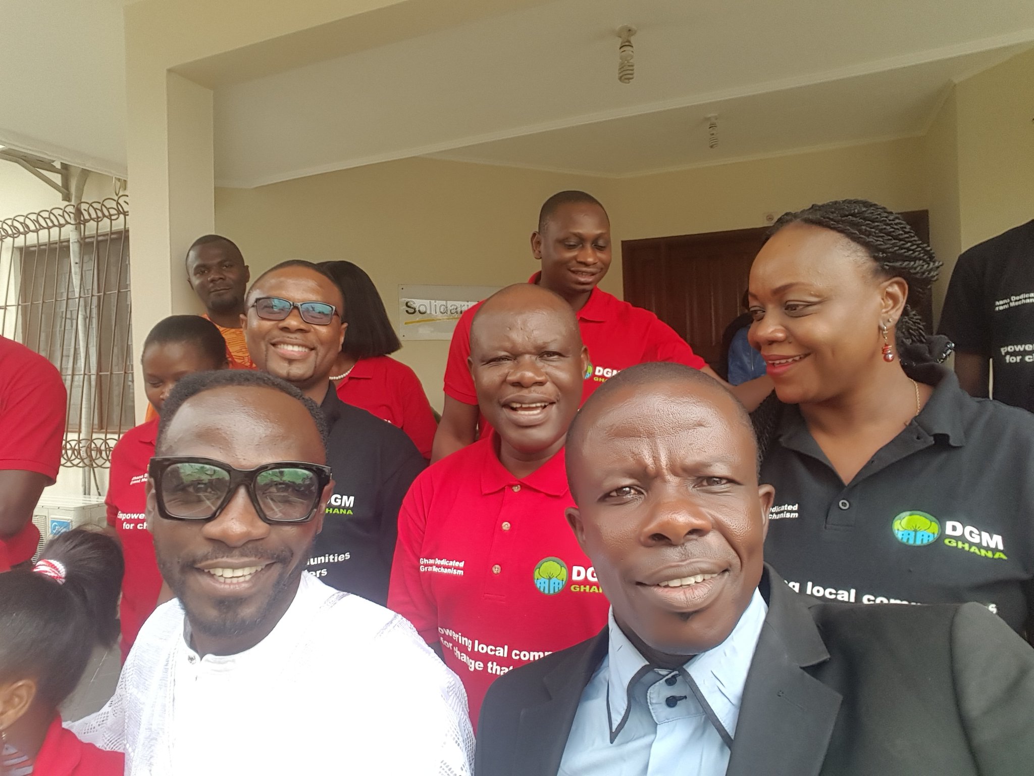  Okyeame Kwame (bottom left) posing with staff from Solidaridad West Africa; Credit: Hayford Duodu, DGM Ghana 