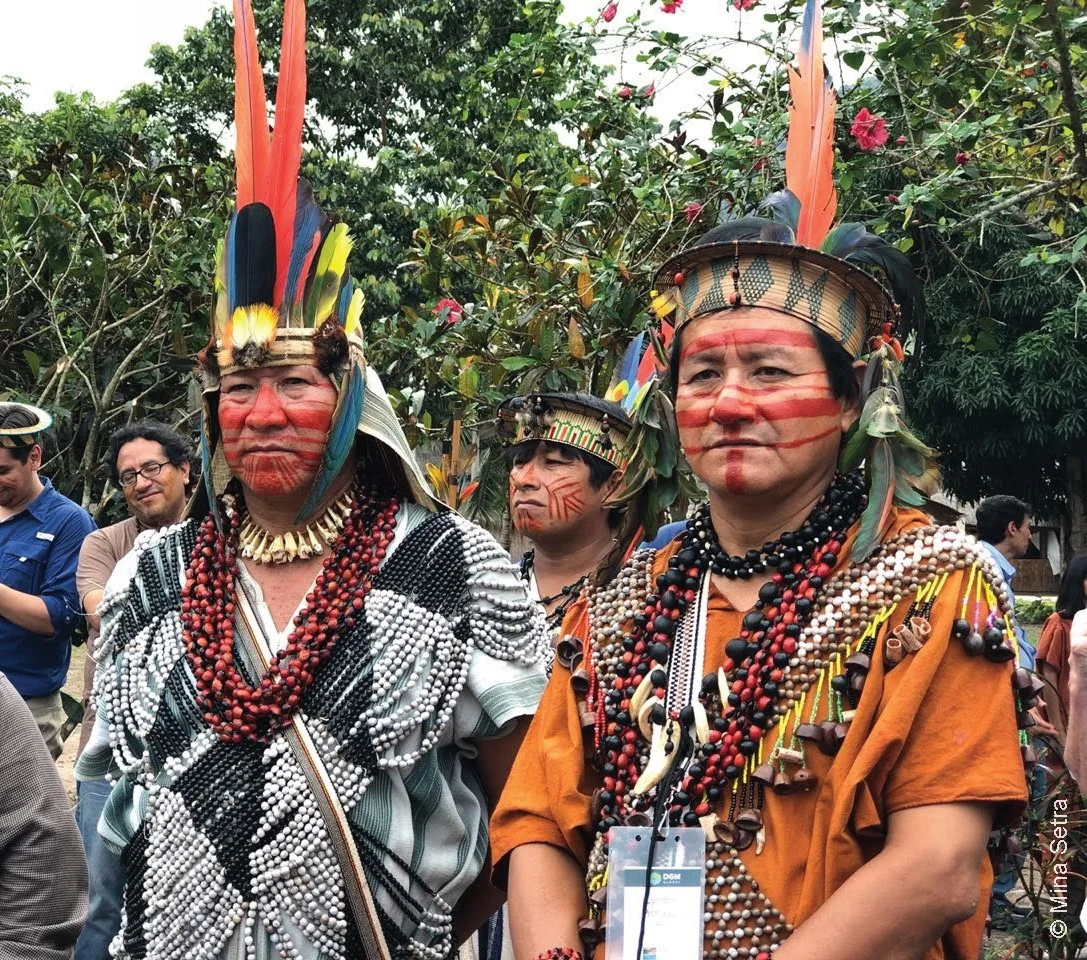Asháninka community leader of Pampa Michi (left) and President of ARPI-SC Lyndon Pishagua (right) amongst the crowd of participants of the 2nd DGM Regional America's Exchange during the visit to the native Asháninka community of Pampa Michi.