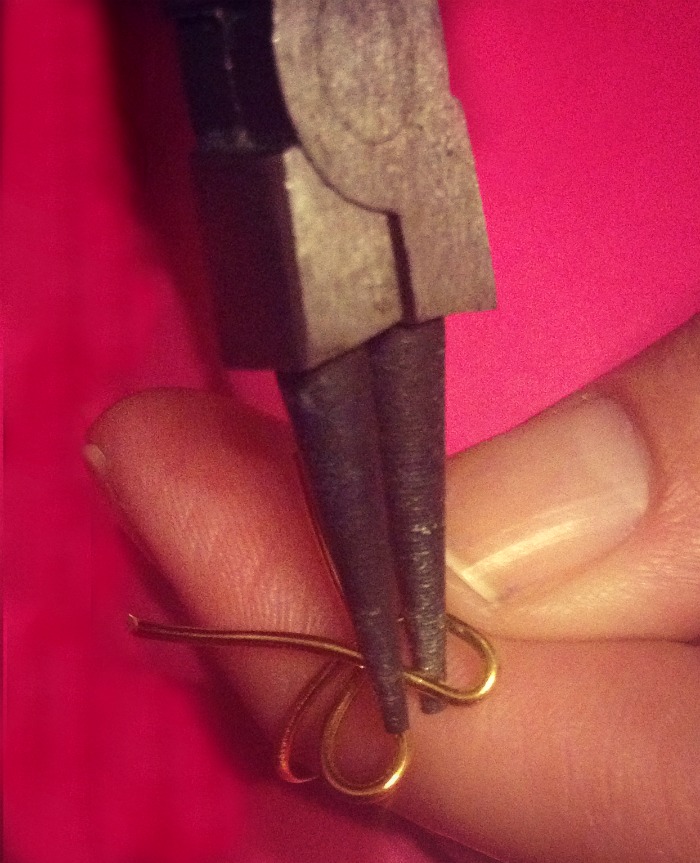 DIY+bow+ring+step+4+louboutins+and+love+fashion+blog+tutorial+style+want+metal+wire+gold+easy+how+to+beautiful+trend+summer+spring+pliers+jewelry+nails+chevron+rings+bling+glam+how+to+bow+model.jpg