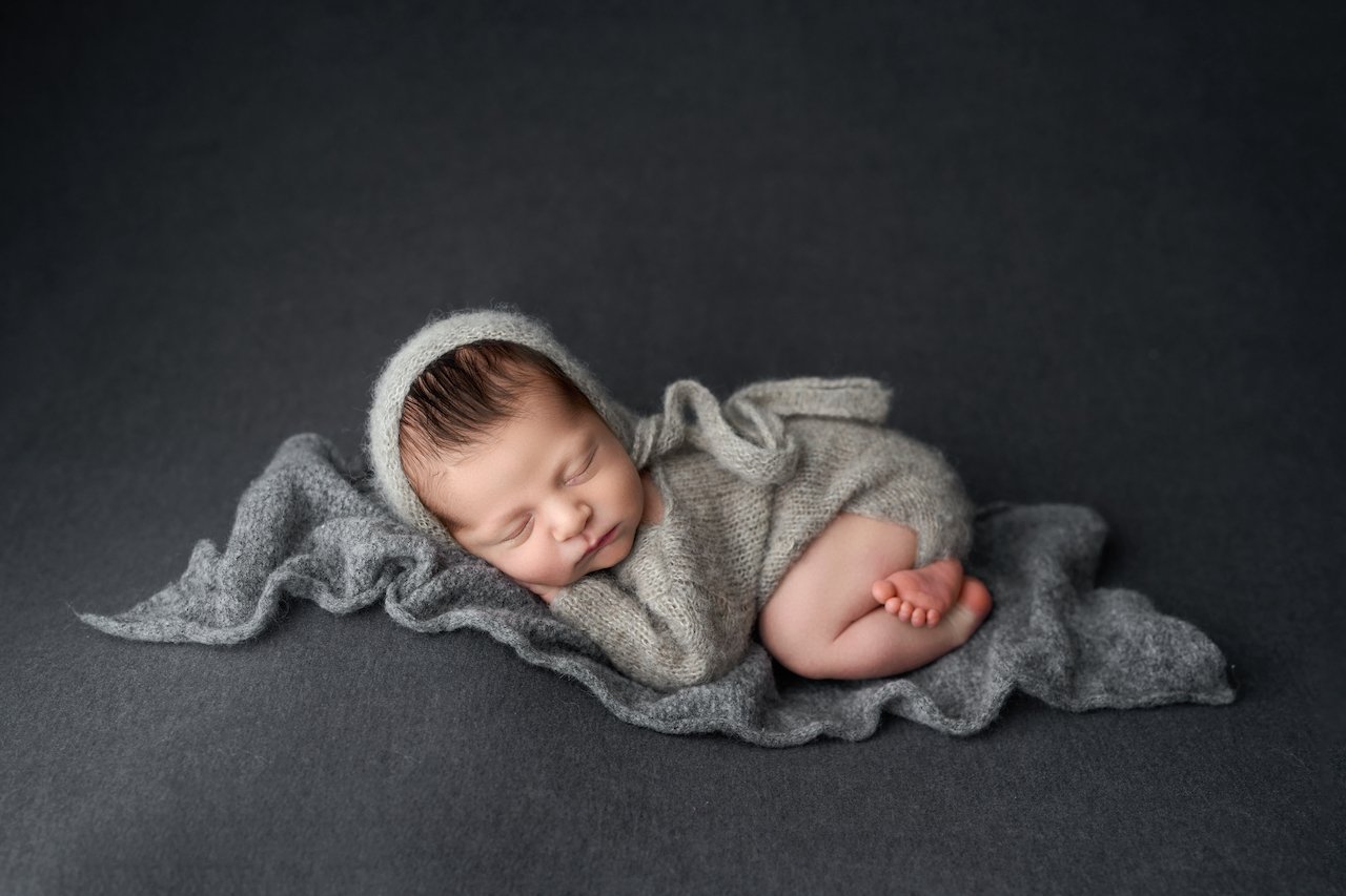 https://images.squarespace-cdn.com/content/v1/550adab4e4b0be81dc15a3d0/1643946684350-5LZWW1DWG8HACD4E7XWT/Everyone+Meet+Baby+Nate+Esther+Santer+NYC+Street+Style+Fashion+Lifestyle+Blogger+Blog+New+York+City+Babies+IVF+Baby+Success+Infertility+Journey+Newborn+Photoshoot+Chavi+Malka+Photography+Grey+Outfit+Layette+Bonnet+Pose+Adorable+Cute+Boy.jpg?format=2500w
