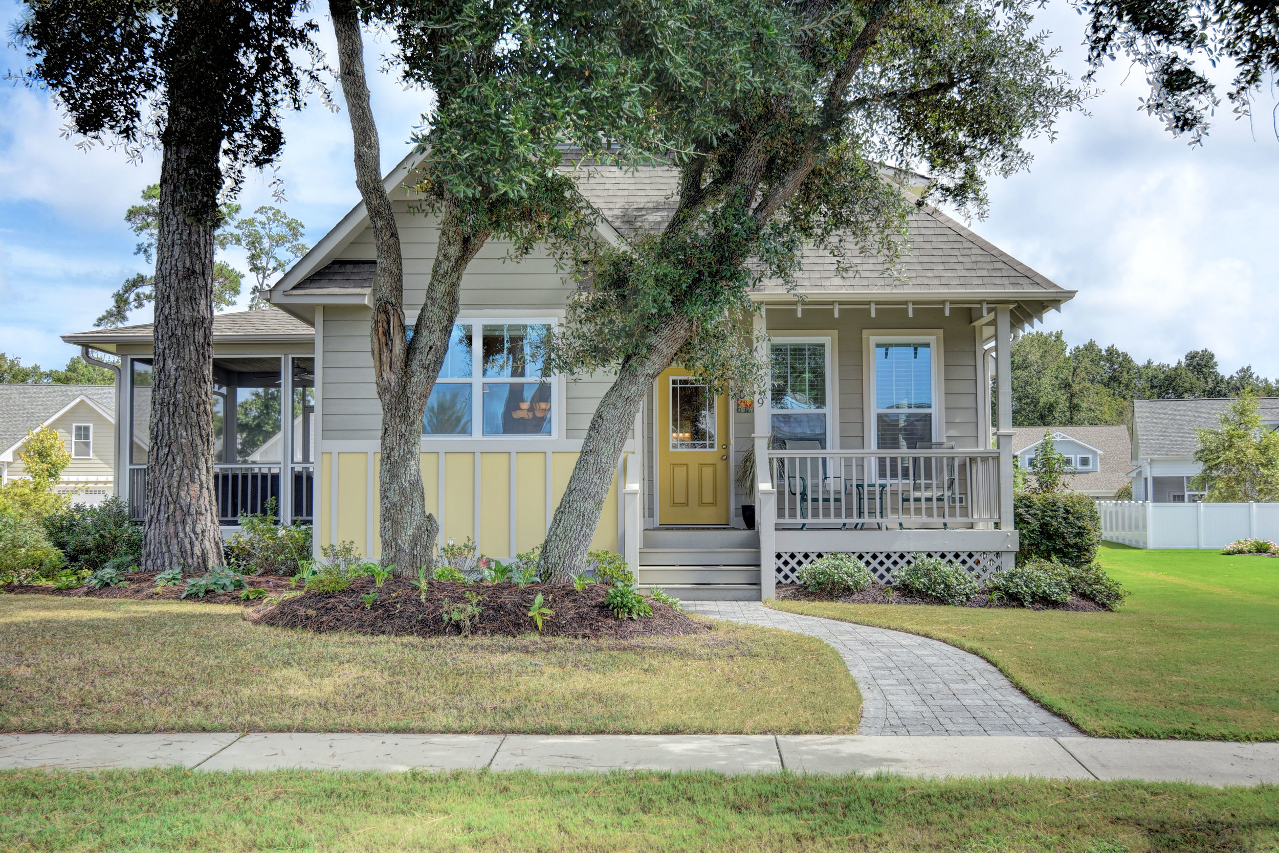 319 Hughes Cir Wilmington NC-print-004-10-Sidewalk View-4200x2802-300dpi.jpg