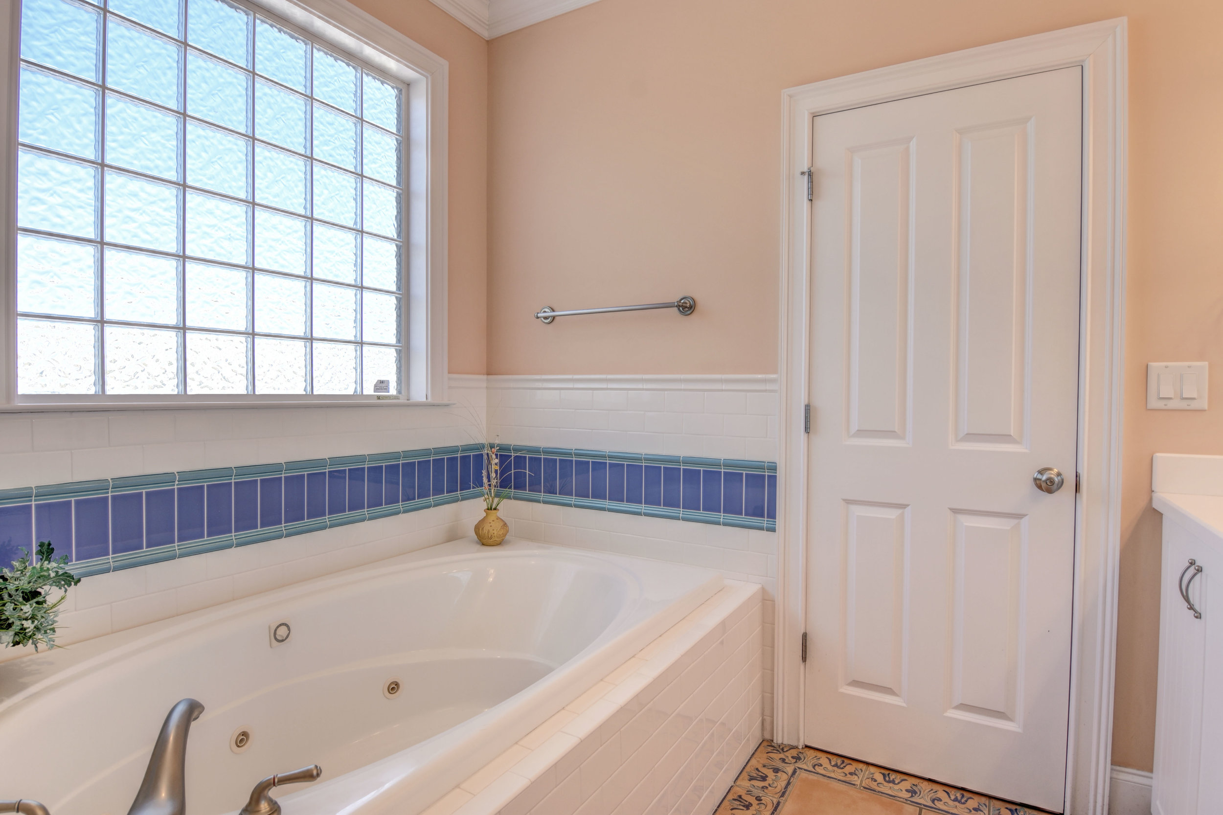 1514 Bowfin Lane Unit 2-print-016-34-Master Bath Whirlpool Tub-4200x2800-300dpi.jpg