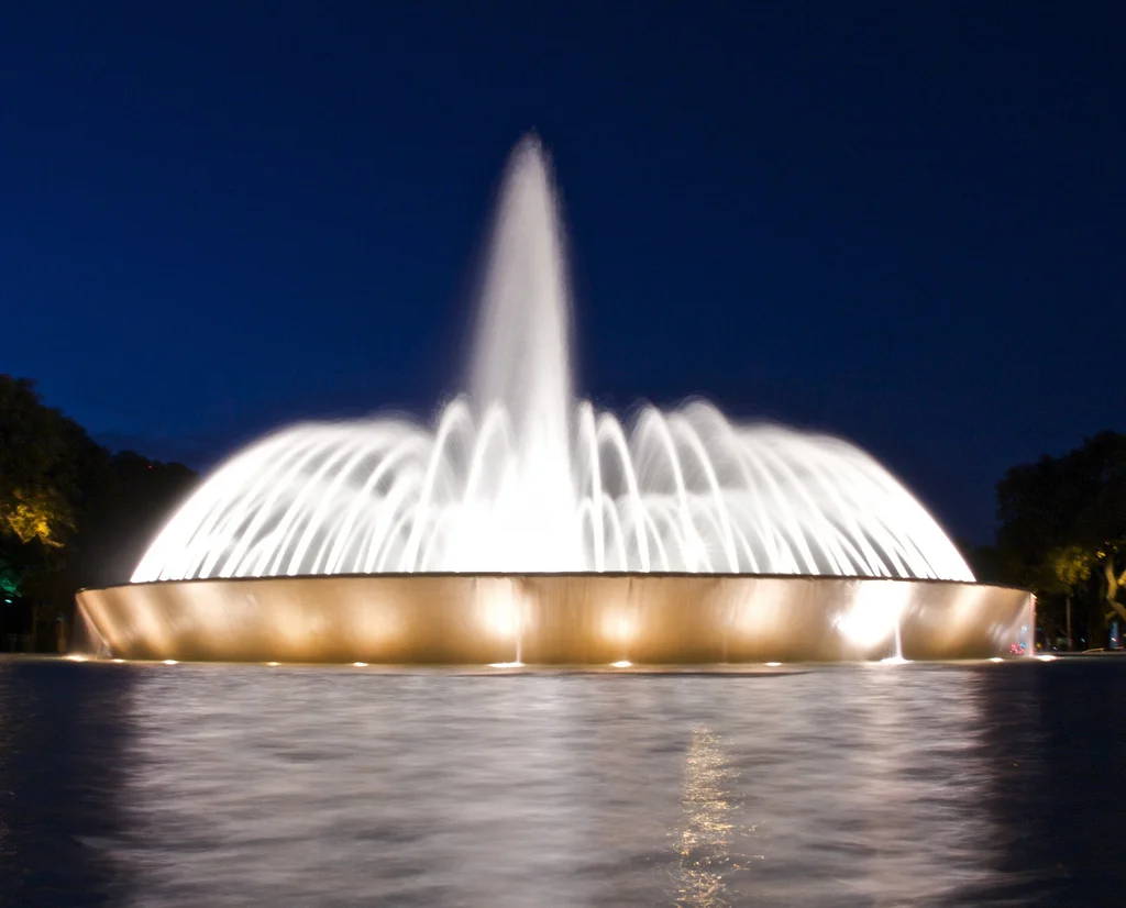 Mecom_fountain_at_night.jpg