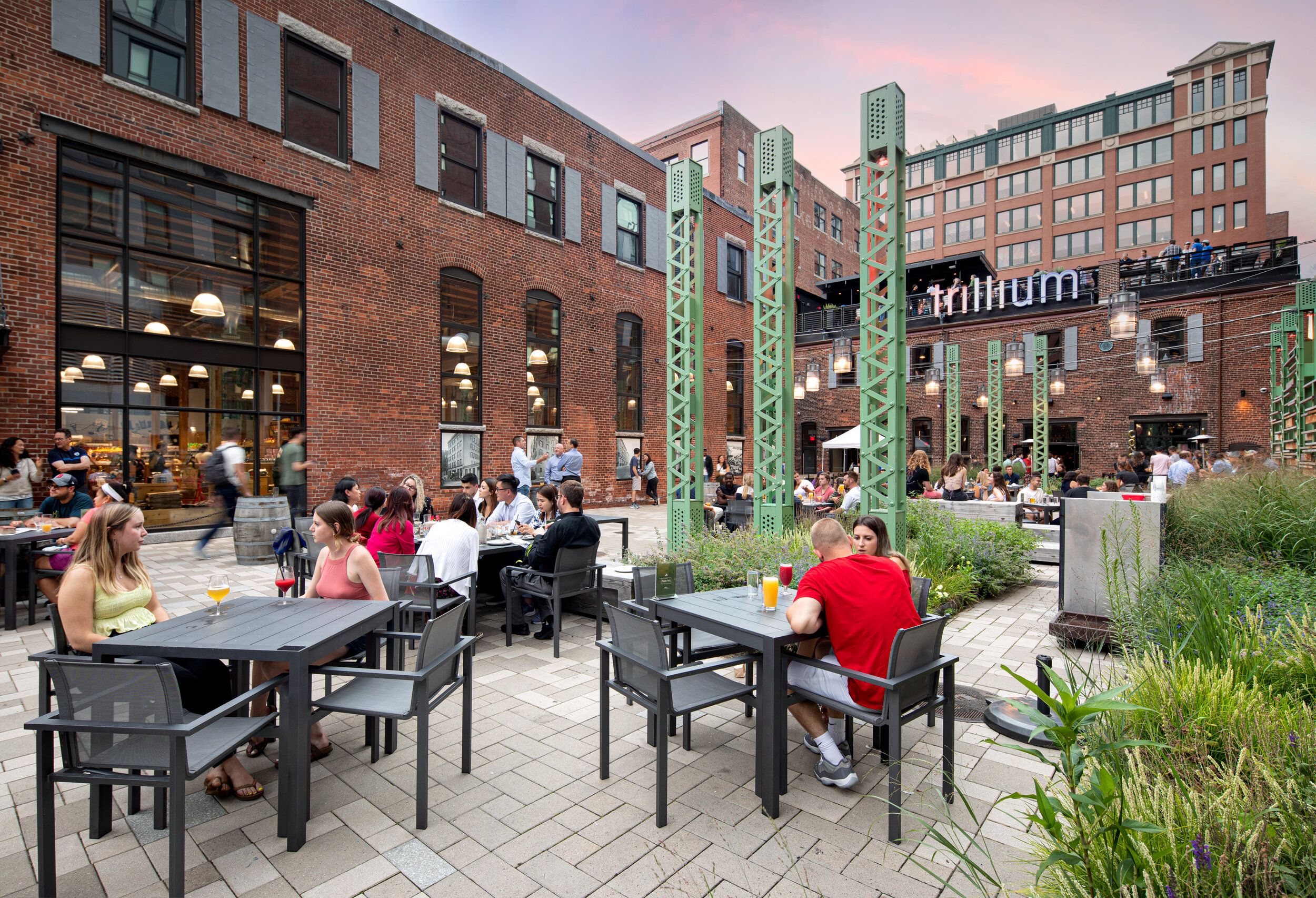  Outdoor Dining at Thomson Place Plaza (Photo by Ed Wonsek) 