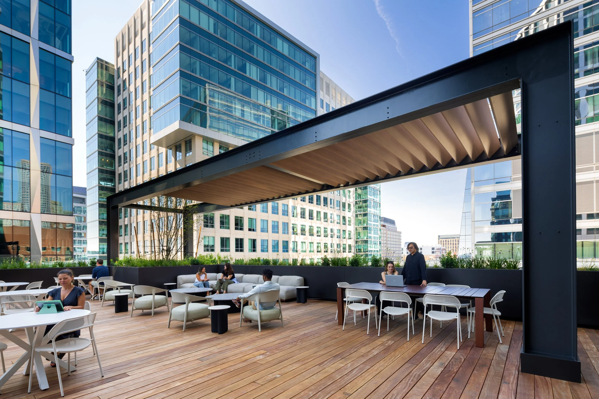 A Rooftop Amenity Deck Designed for the Rhythm of the Work Day