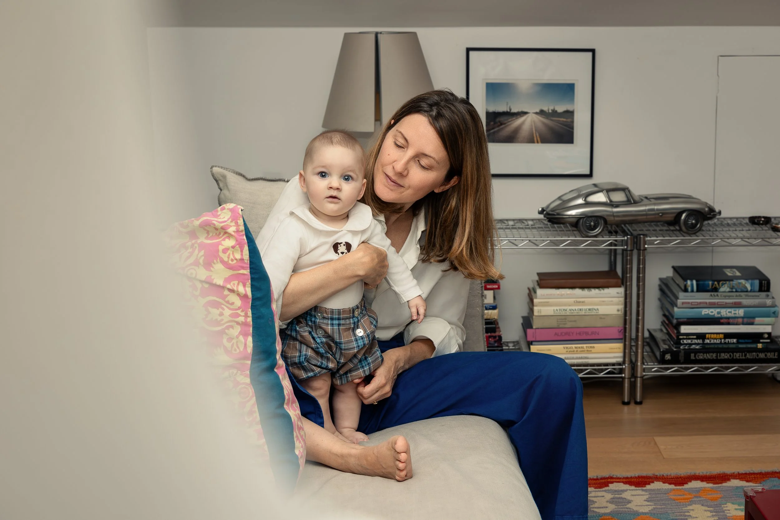 Mamma e bambino nel soggiorno di casa durante un servizio fotografico di famiglia a Milano.