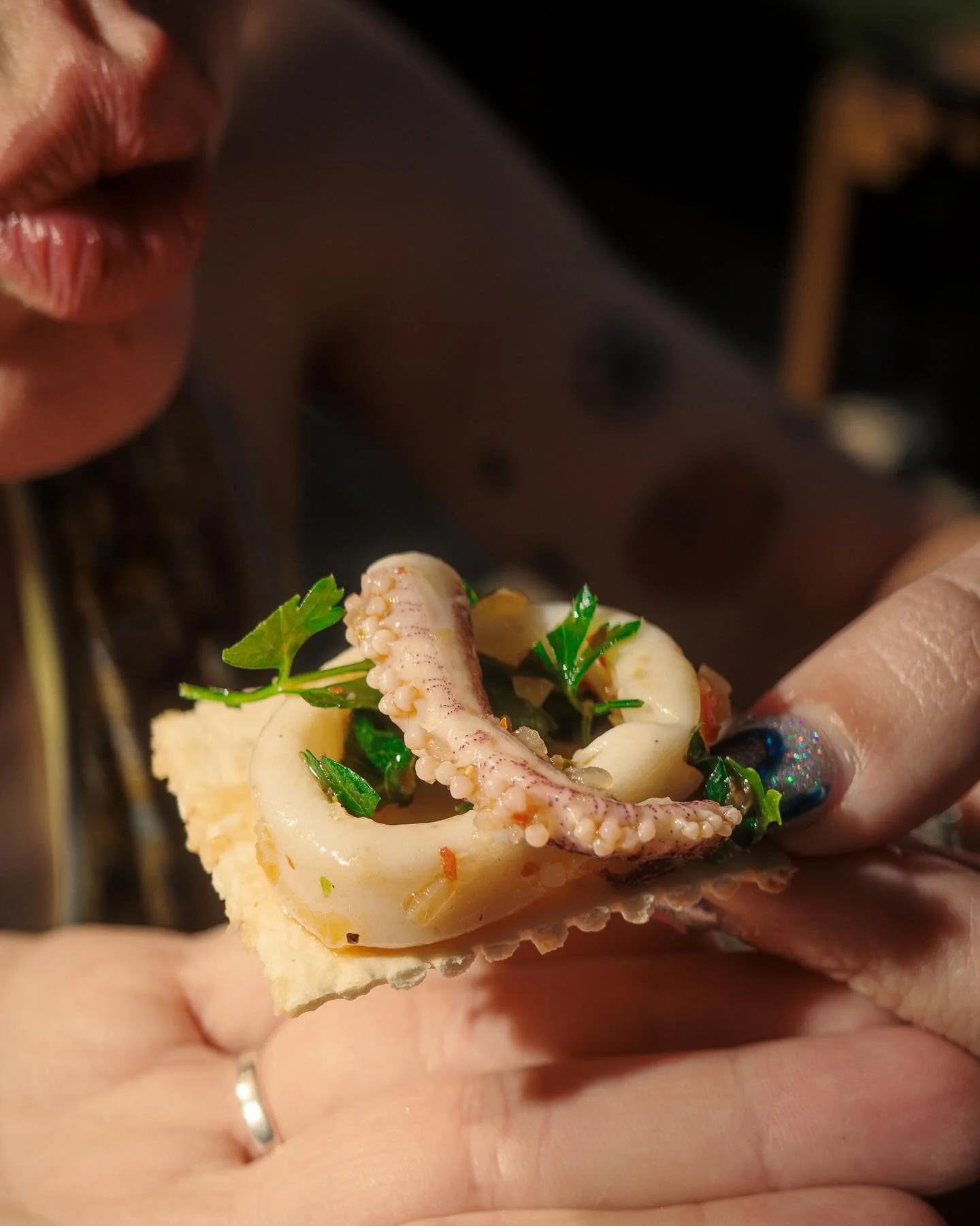 Blue plate special? No. Blue Crab Griller. Served up in the sun on the roof of @pocketchangedetroit by @illegal__meats

Also on the menu, charred Pepper skrimps, Dakos, and an incredibly delicious lil berry pudding&rsquo;.

Detroit. Yummy.

Incredibl