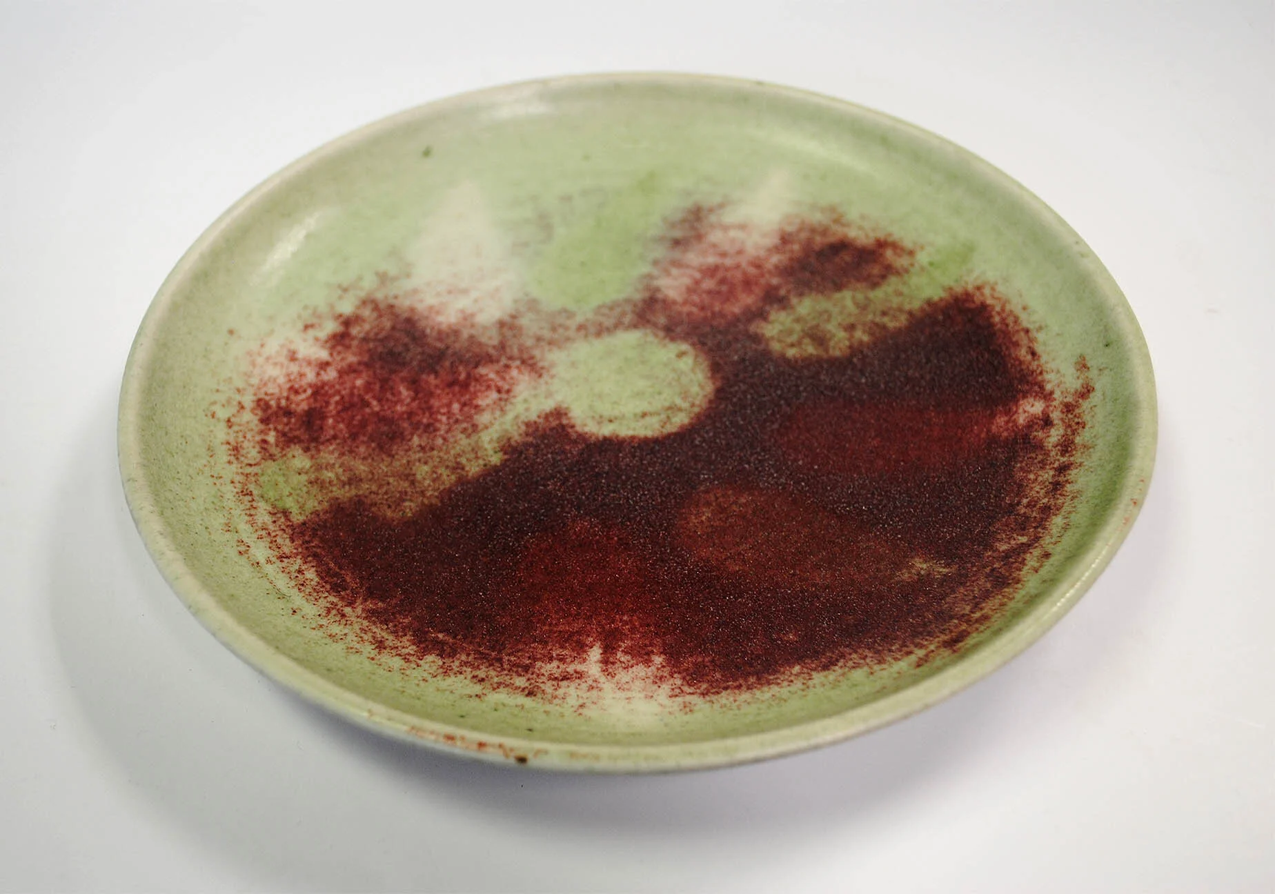 Deichmann, Red & White Plate, 8.5D, $200.jpg