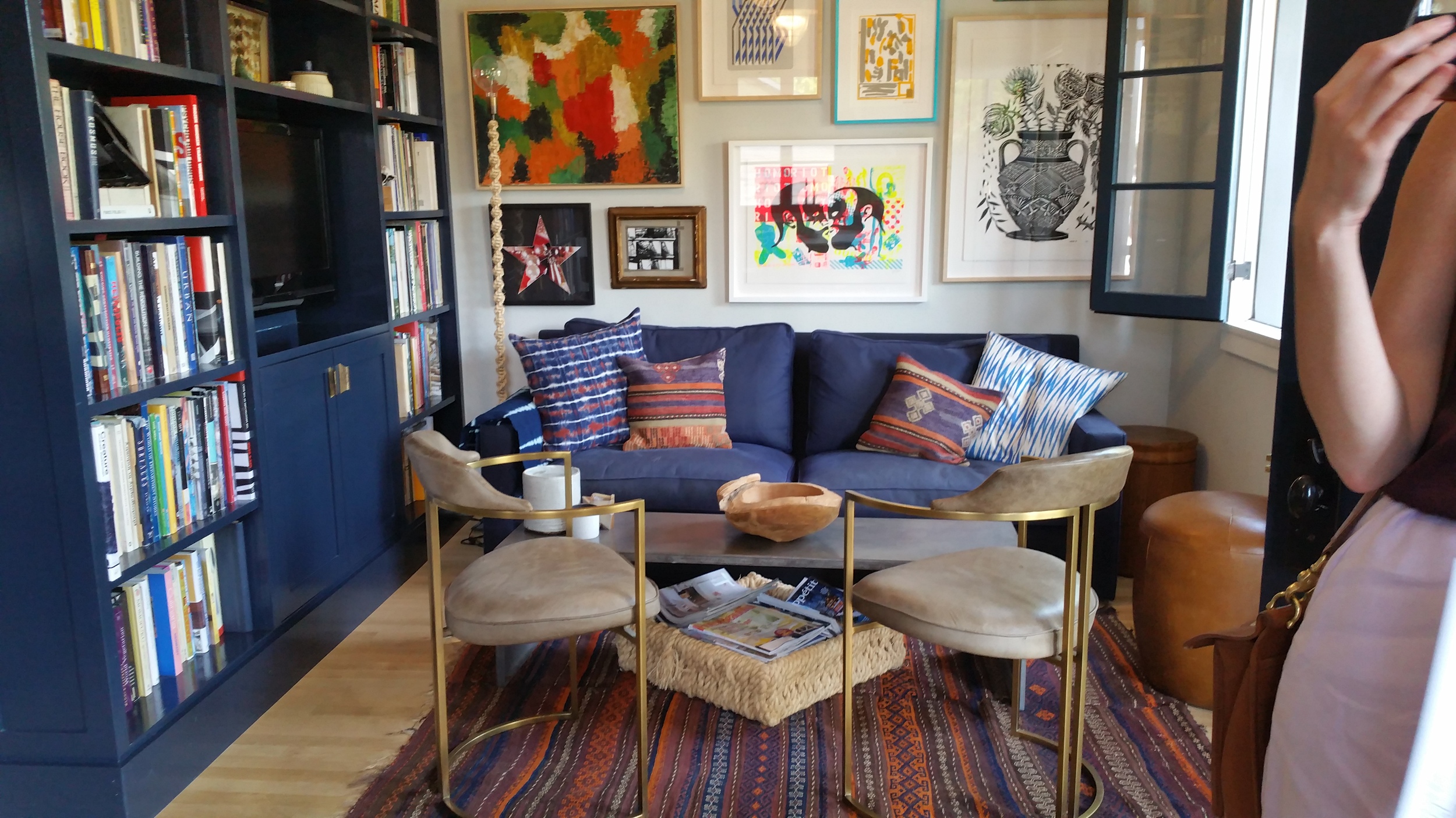 The owner of this house do an impressive job of turning a 575 square foot Los Feliz Square home into a really comfortable and functional place to live.