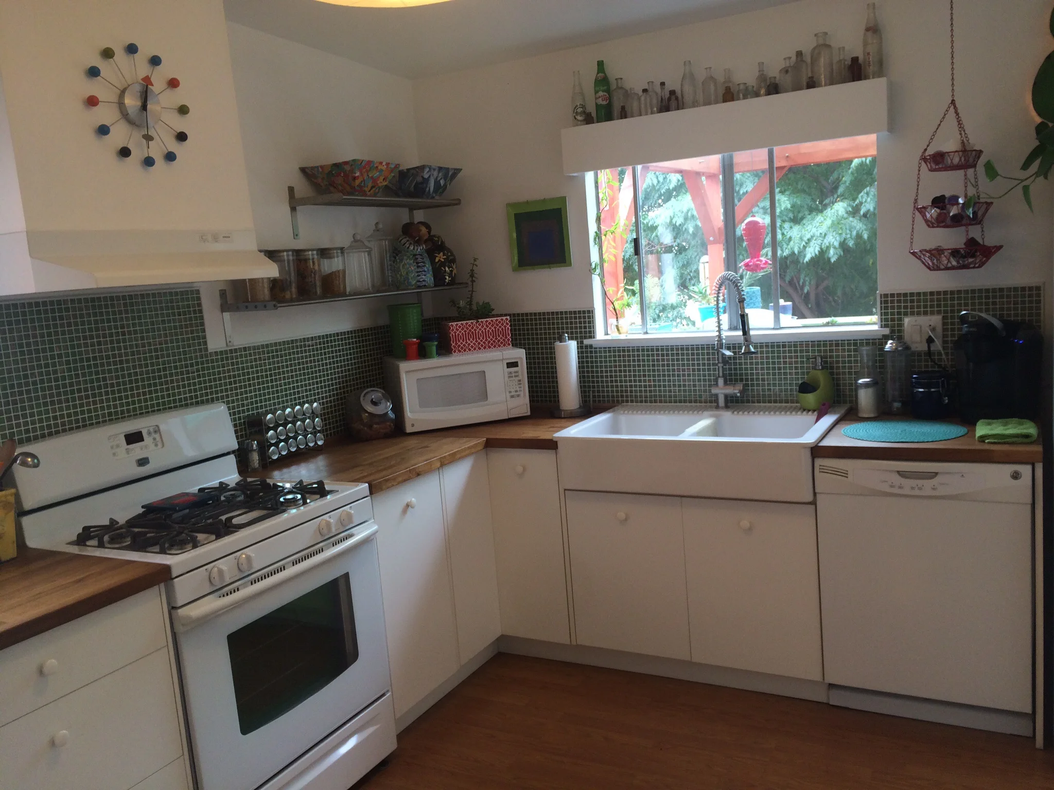 Clean, maintained kitchen.