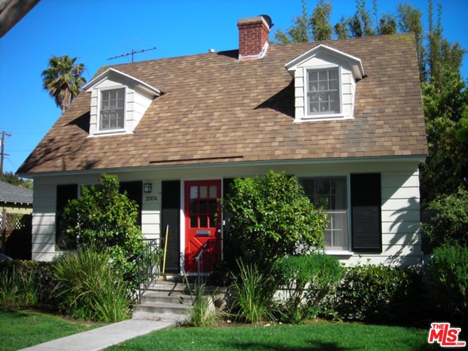2004 Oak St