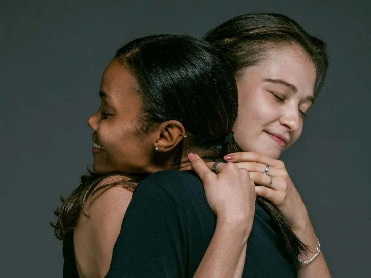 2 women hugging