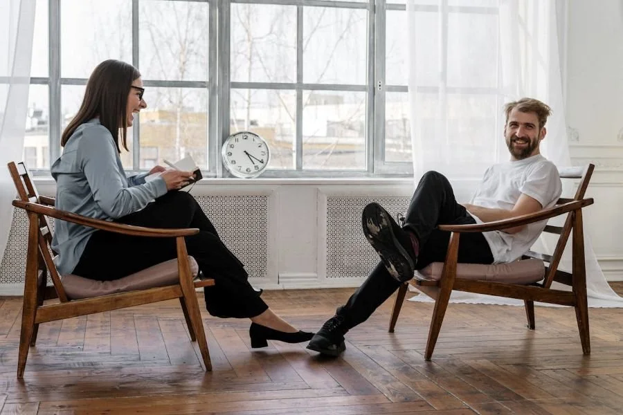 Image of therapist and client sitting across from each other