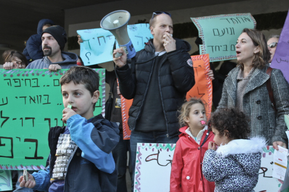 Ilan Grosman + parents, kids protest at TLV municipality.jpg