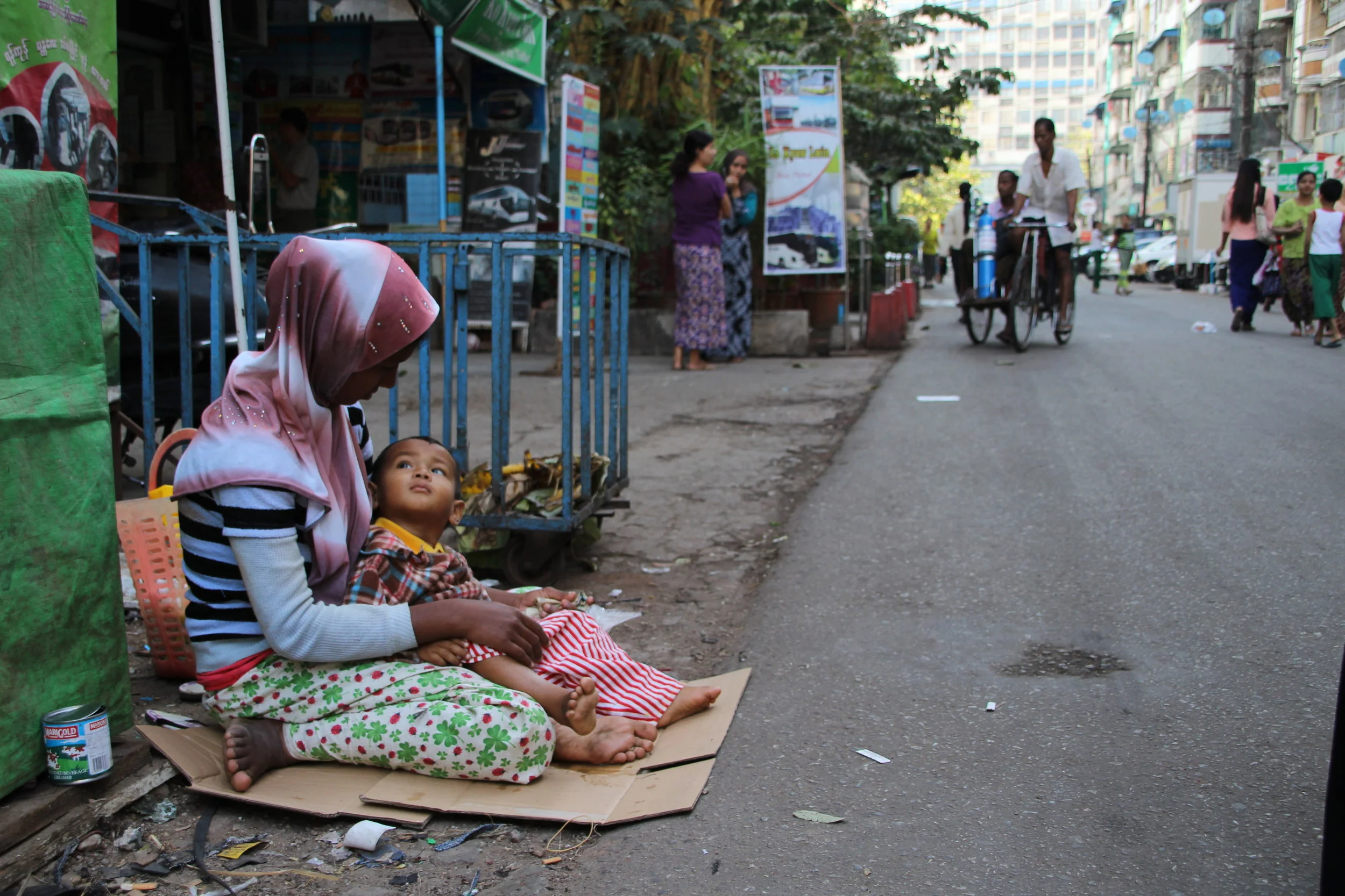 muslimsk kvinde tigger.JPG