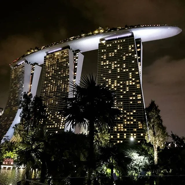 A scene from #startrek ? No - It's the #marinabaysandshotel. 30,000 people can watch the skyline of #singapore from the open rooftop terrace #exploringsingapore #extraordinarybuildings #architecture