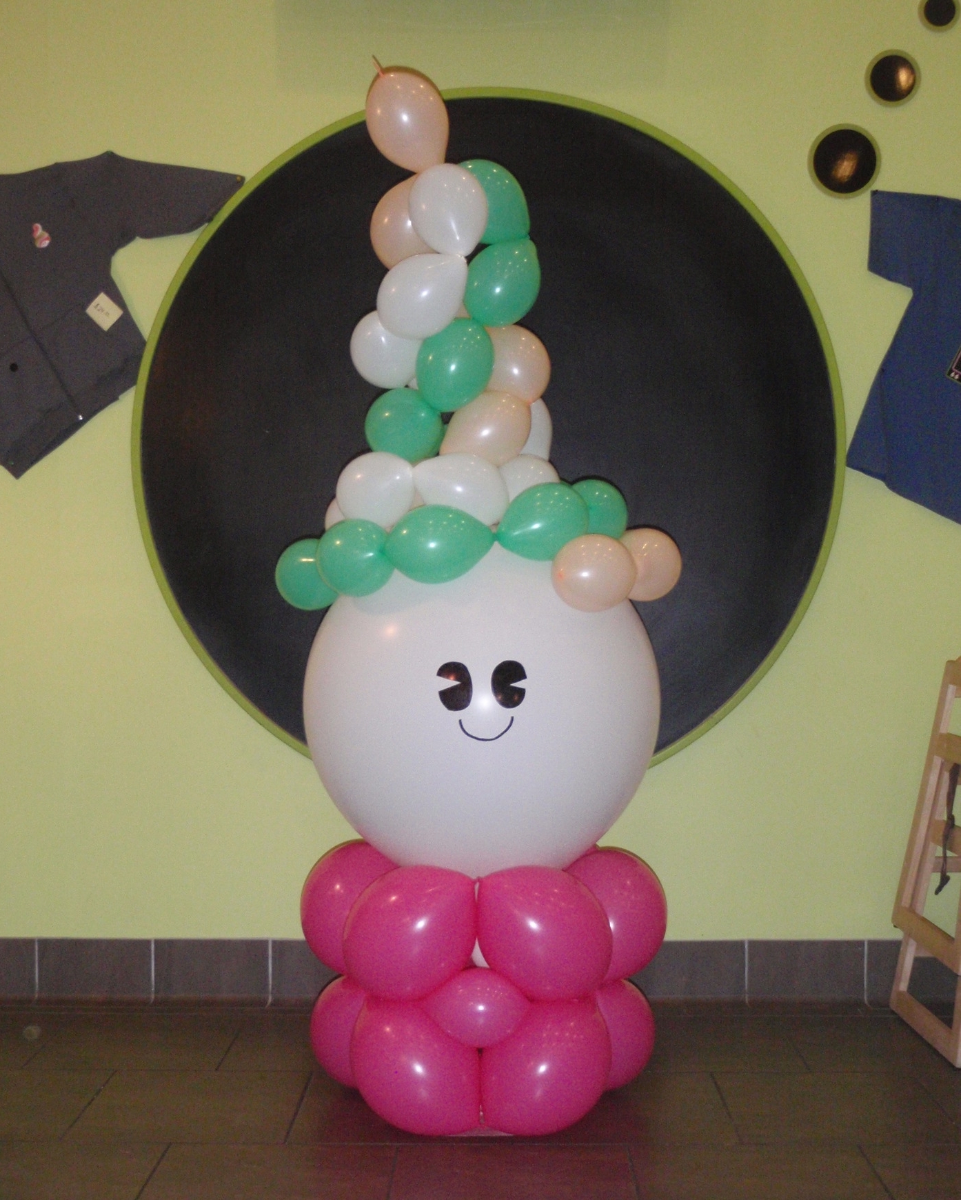 Balloon recreation of the Menchies frozen yogurt logo