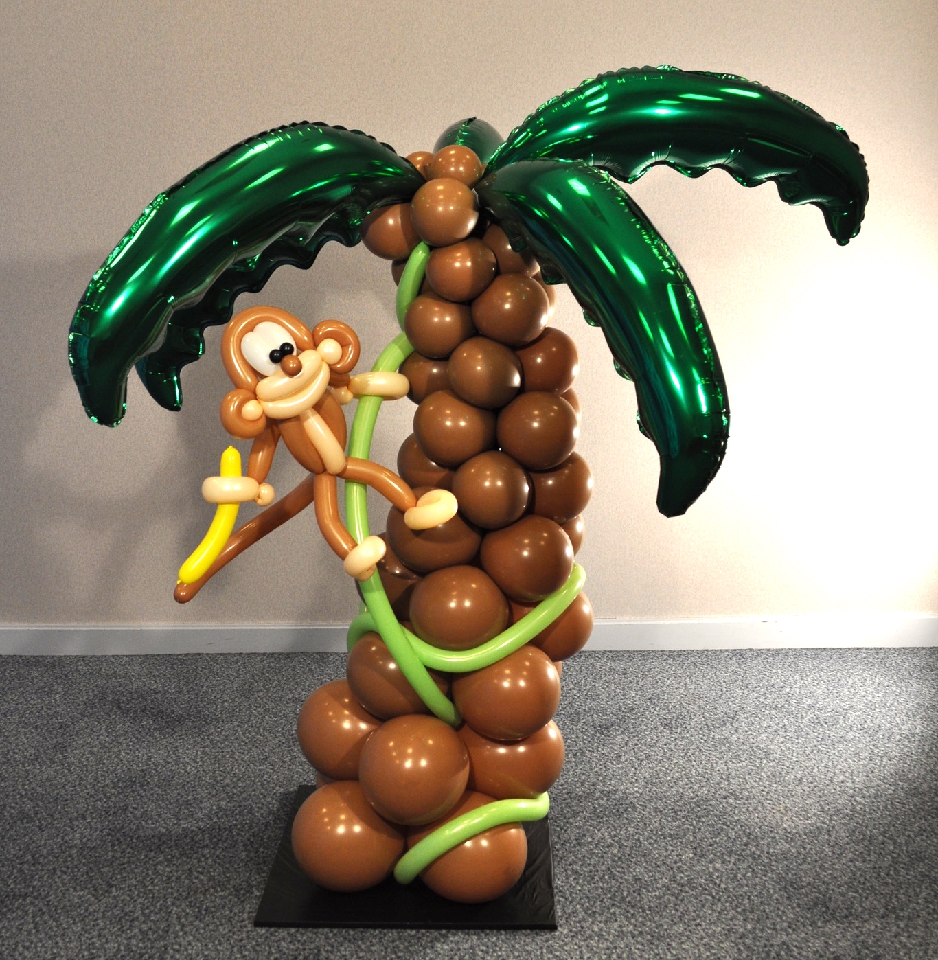 Balloon palm tree and monkey