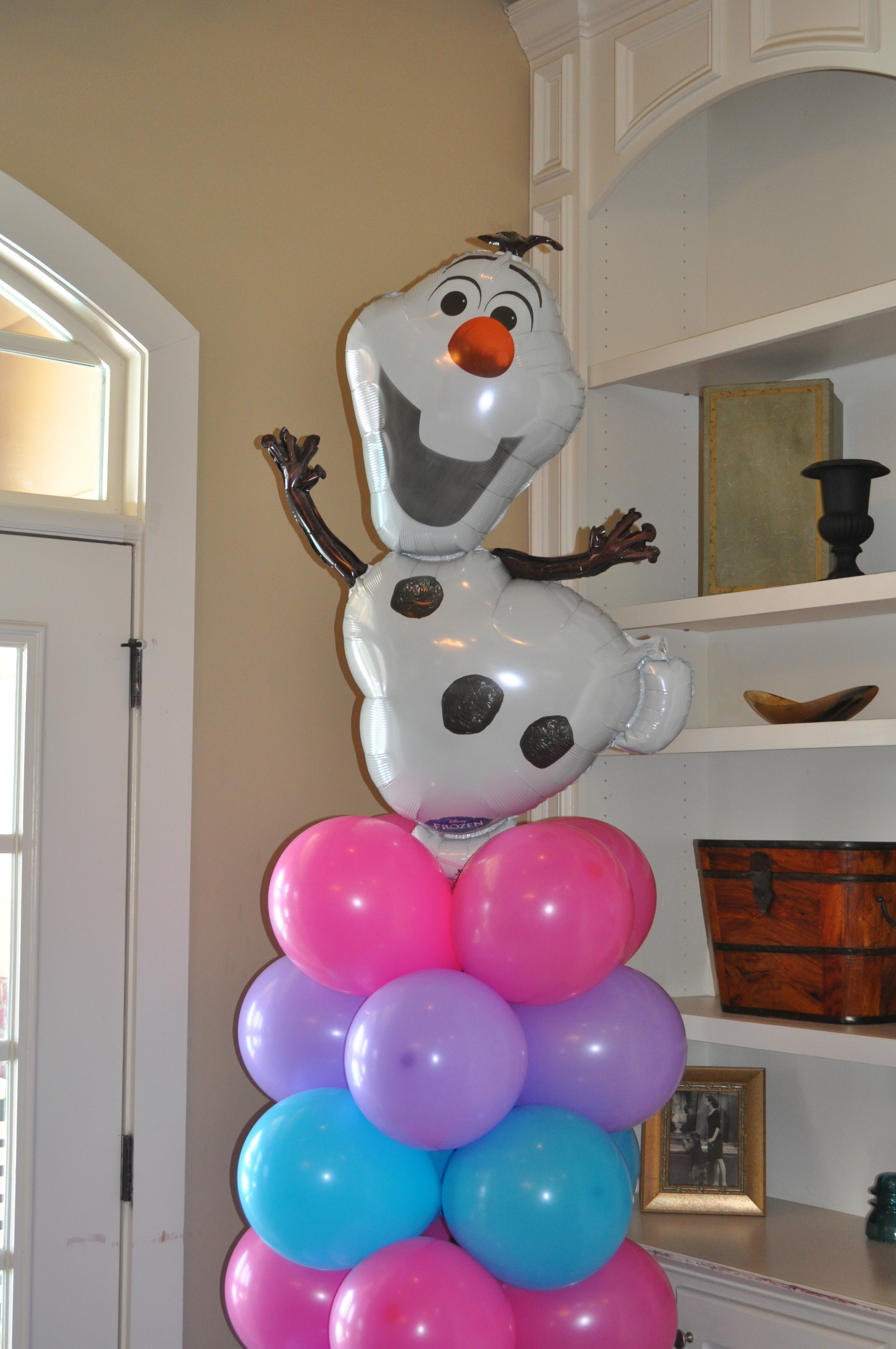 Olaf balloon column
