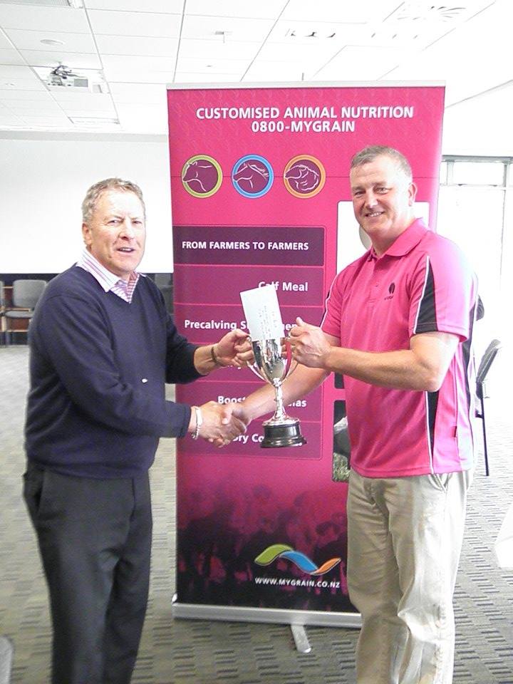 WINNER GEOFF DURY WITH baz woodcock from MYGRAIN STOCKFEED
