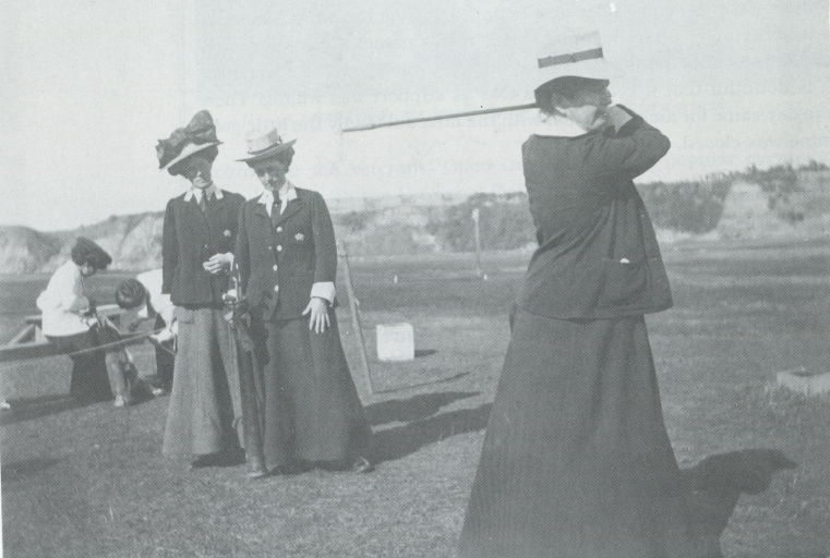 Ladies at golf 1909.PNG