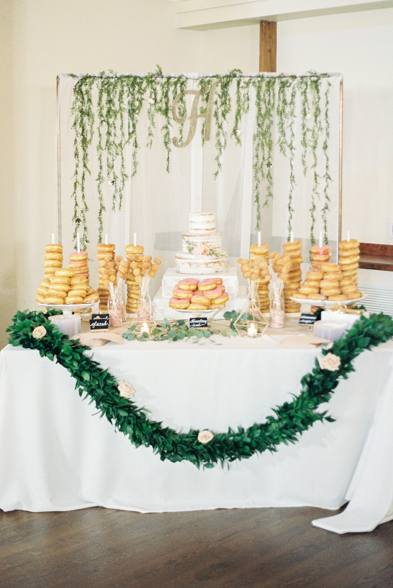 wedding with donuts 