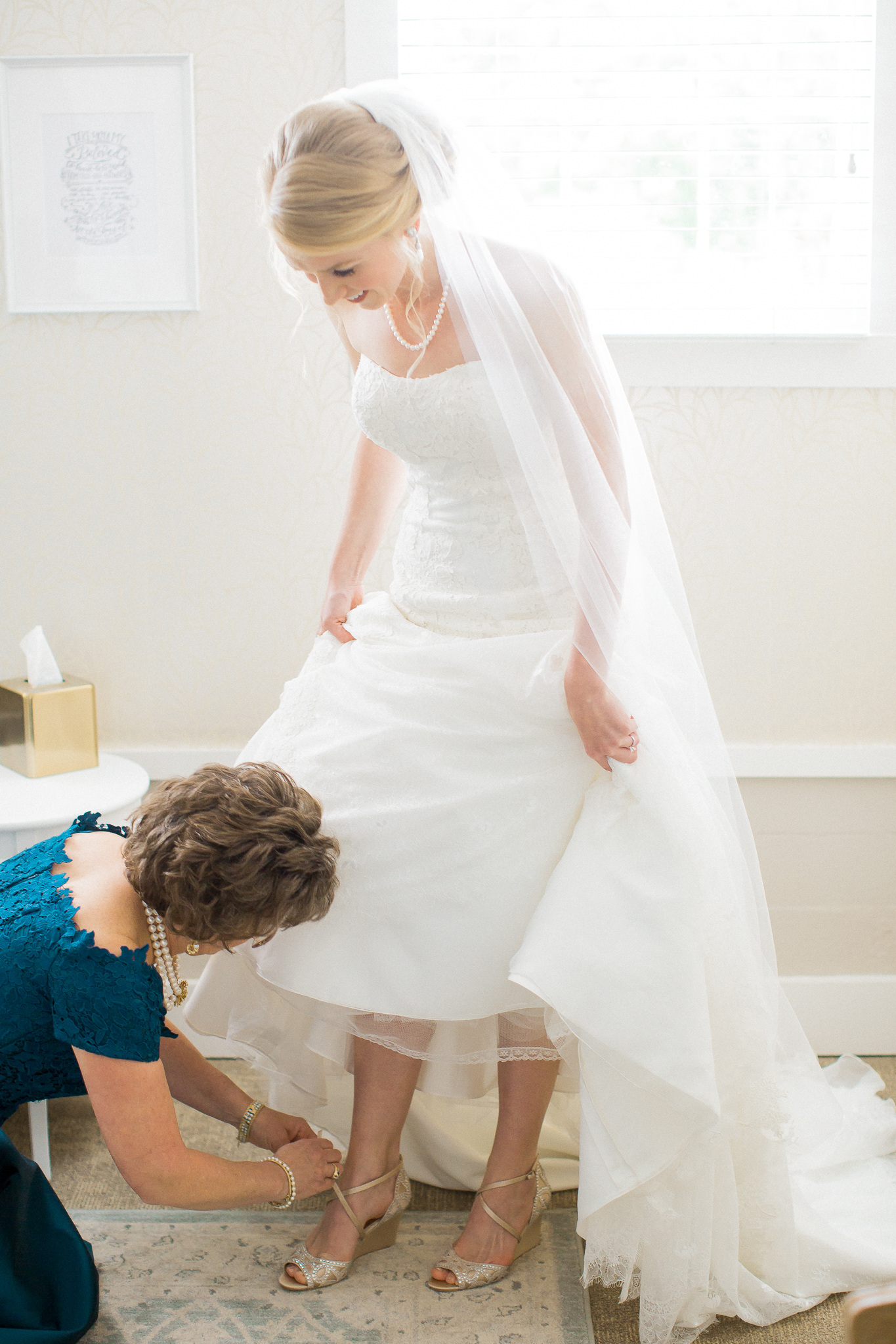 mom and daughter bride gets ready
