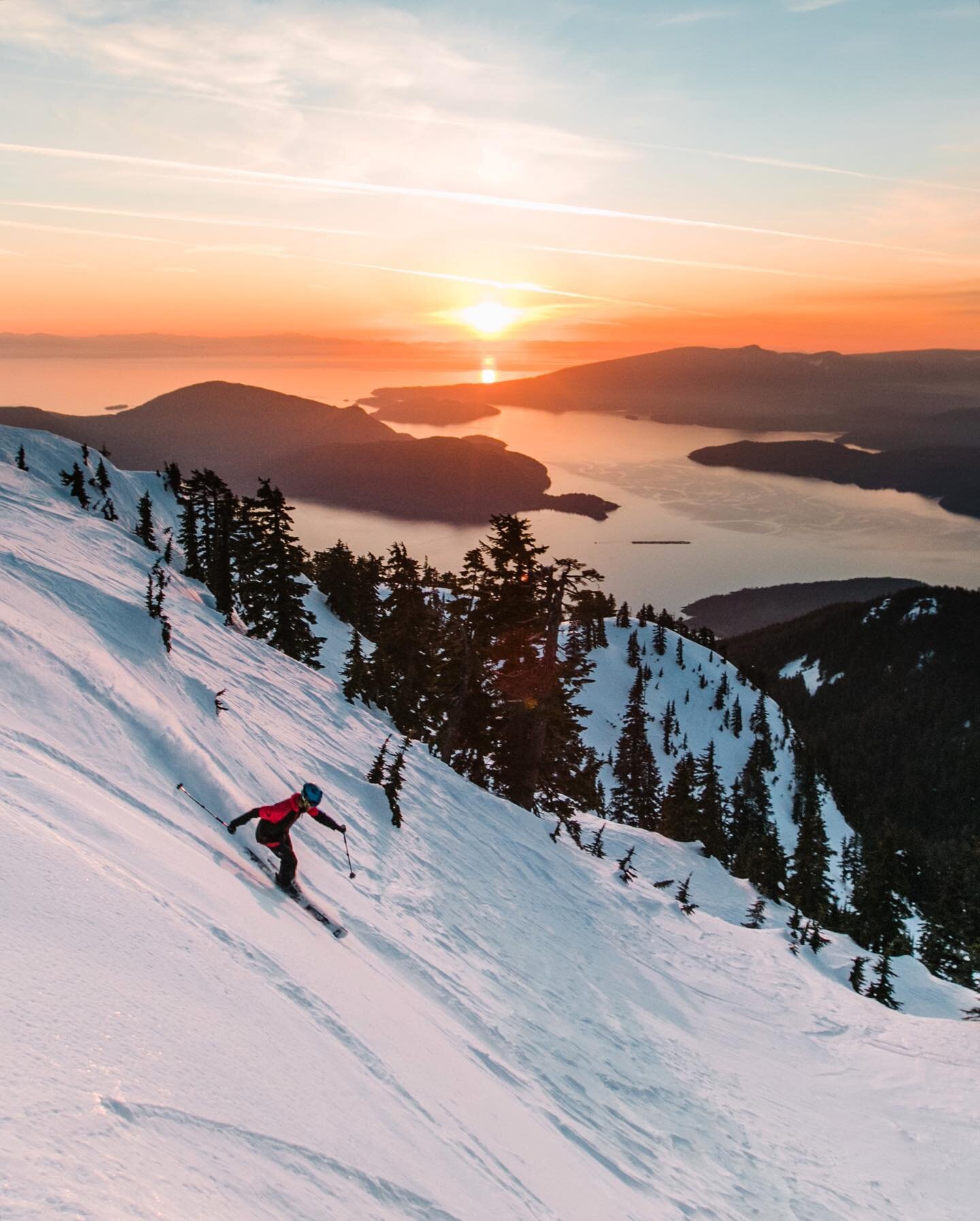 Sunset turns over the Howe Sound 🎿 🌞