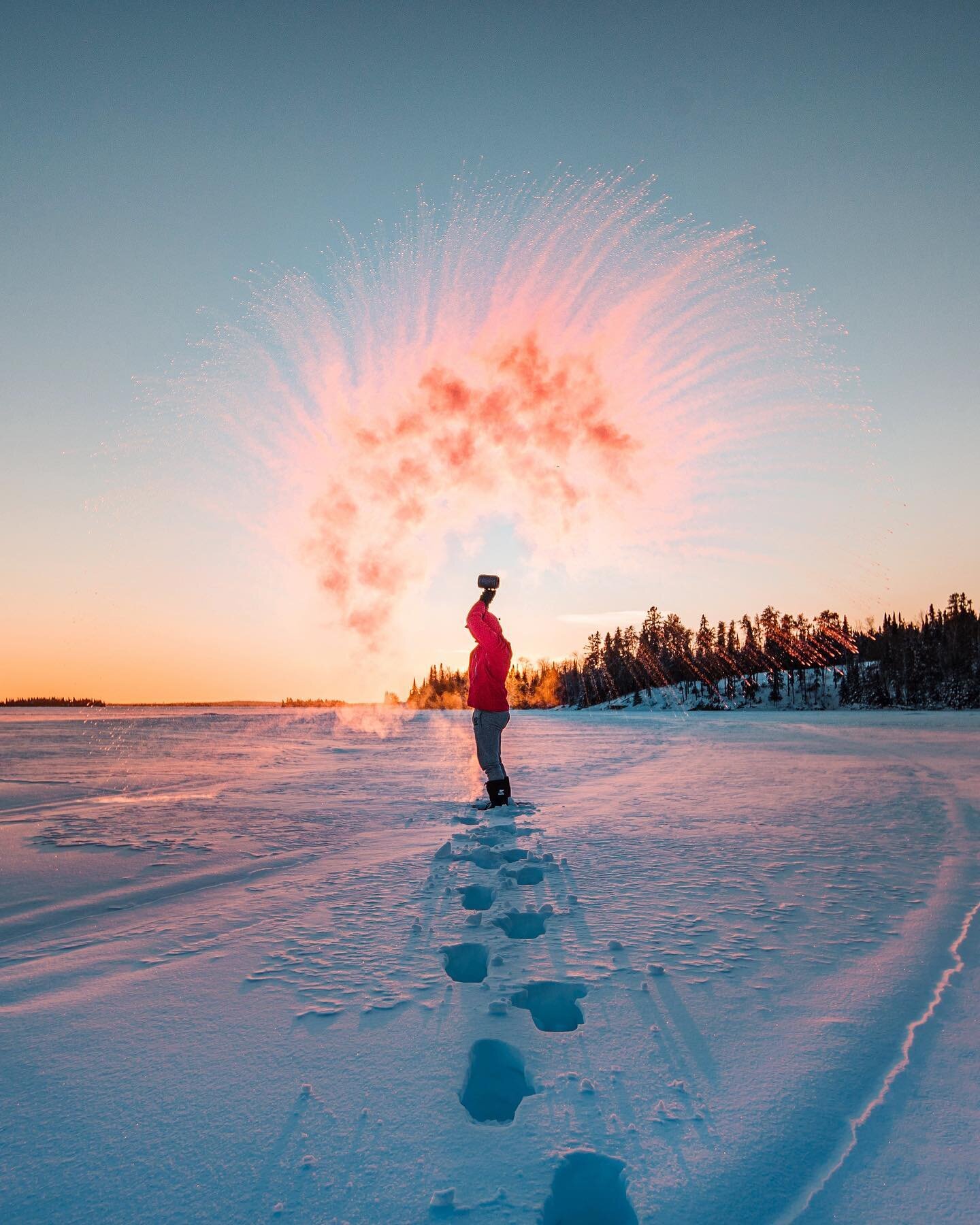 Throwing boiling water in sub -30 Celsius temperatures 🥶