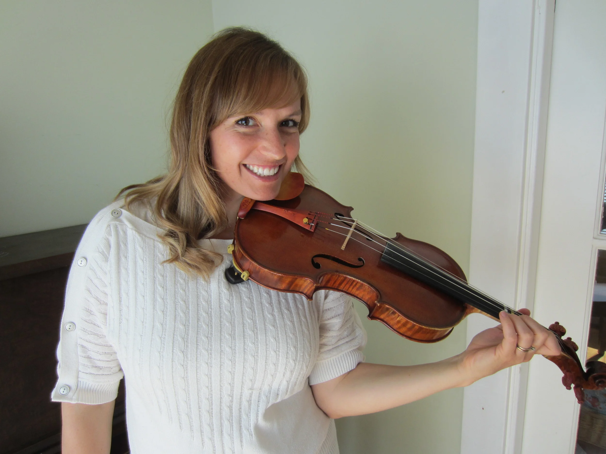  Bad example. Don't let your violin droop, your elbow should not touch your body!    