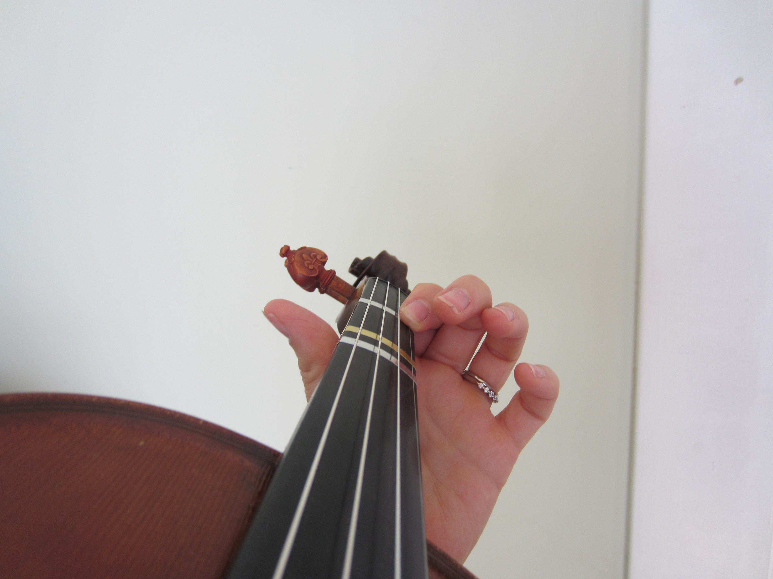  Bad example. Do not hyperflex your thumb. 