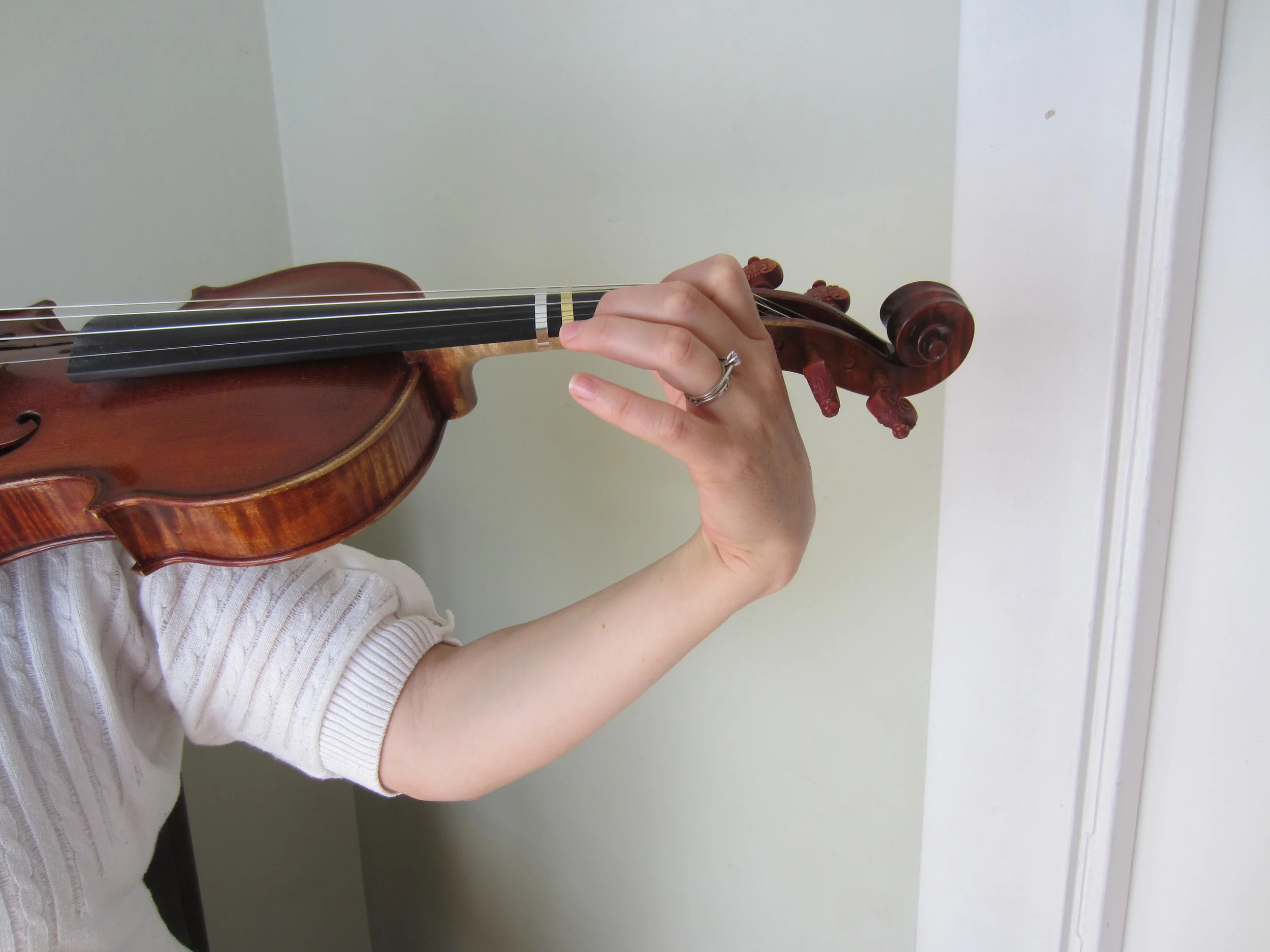  Bad example. Do not push your wrist out. 