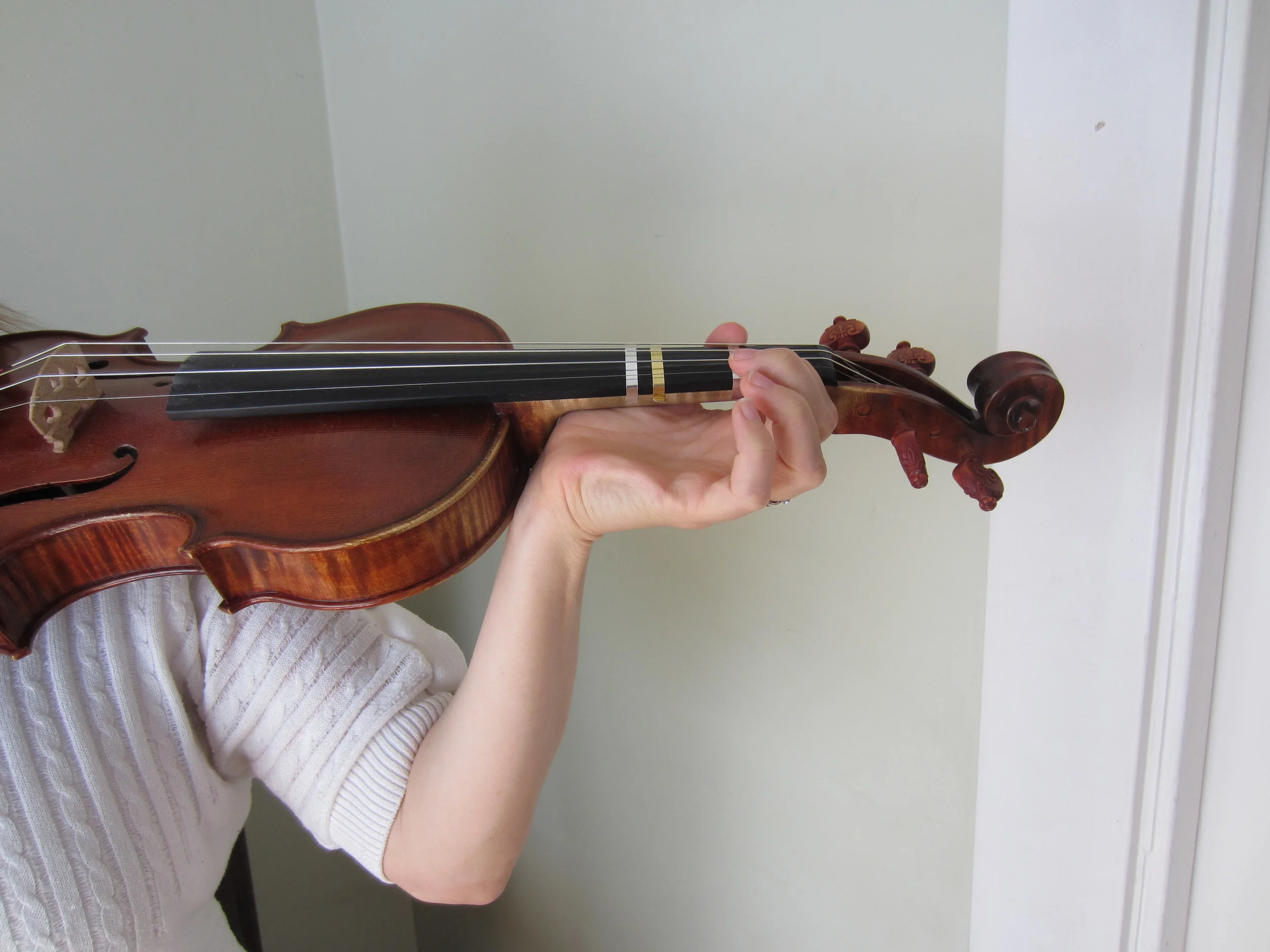  Bad example. Do not let your wrist collapse into the violin. 