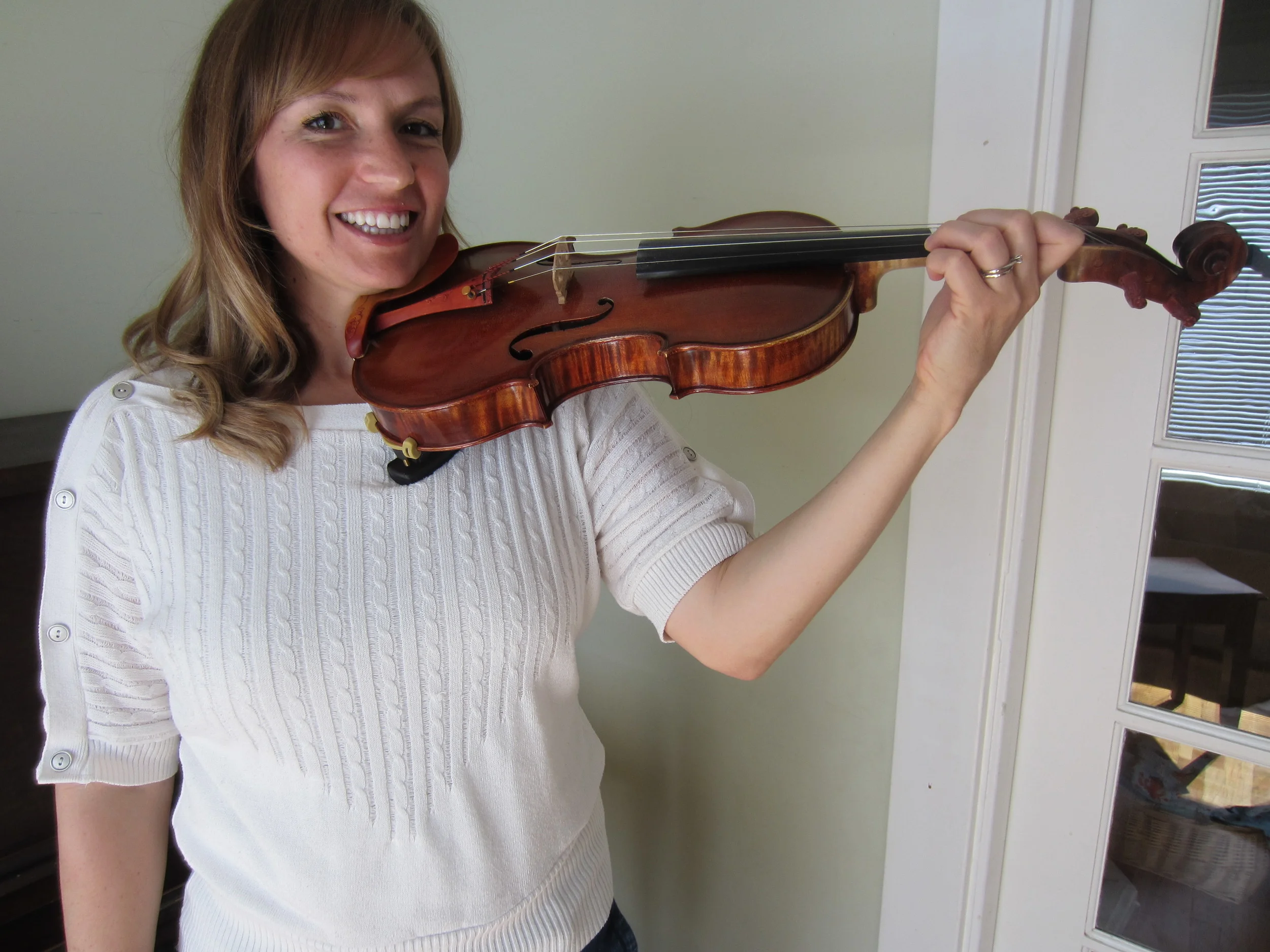  Good example. This picture demonstrates the perfect height and angle of the violin. How many triangle's can you spot? 