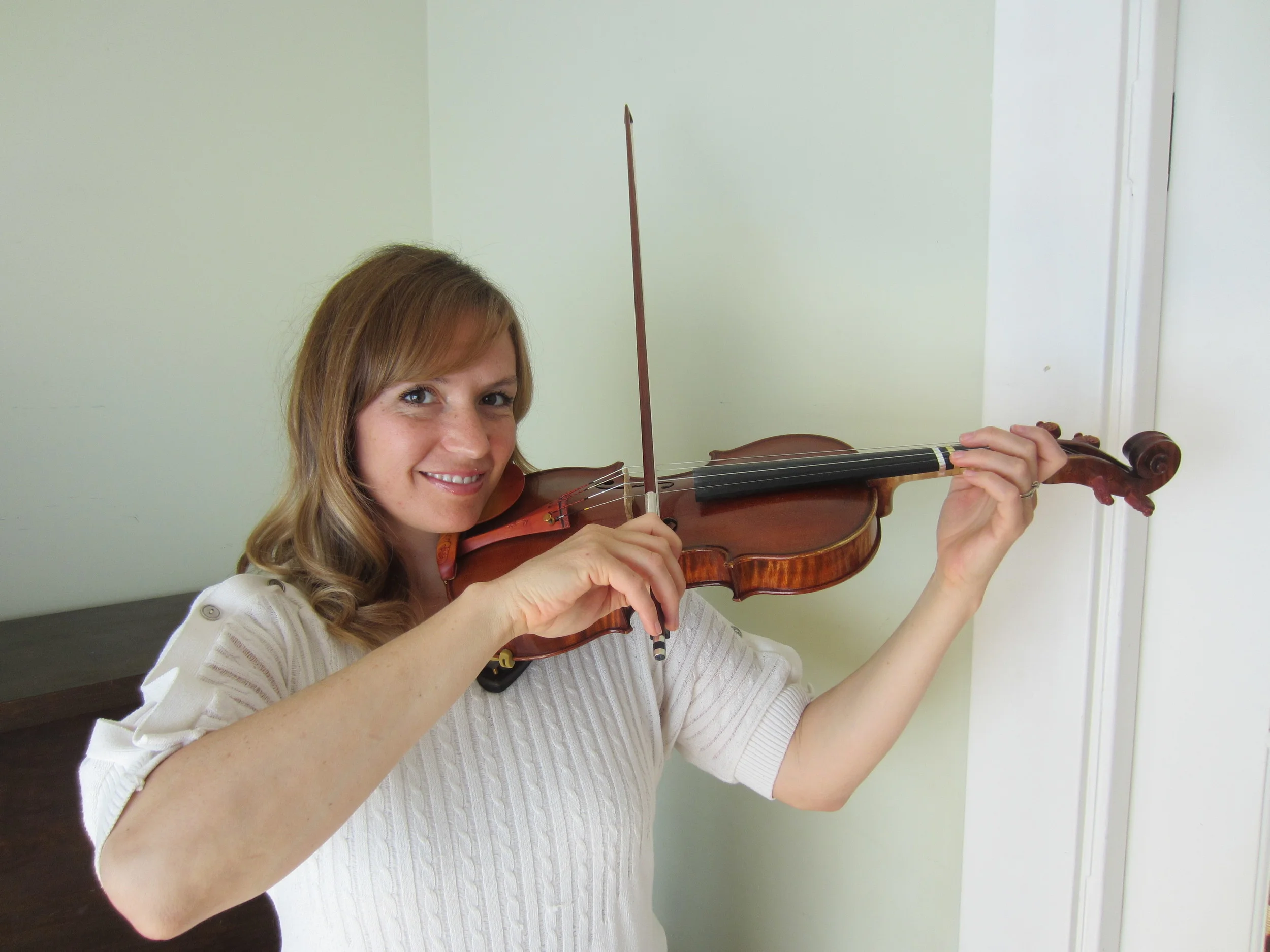  Good violin and bow hold.&nbsp; 