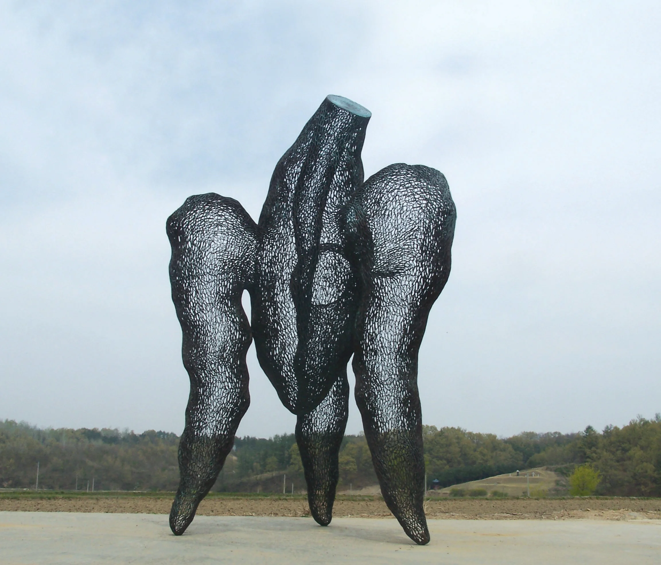 三枝松 1 Pine Tree with Three Roots 1 148×135×235cm 동 파이프 산소용접 copper welding 2009.jpg