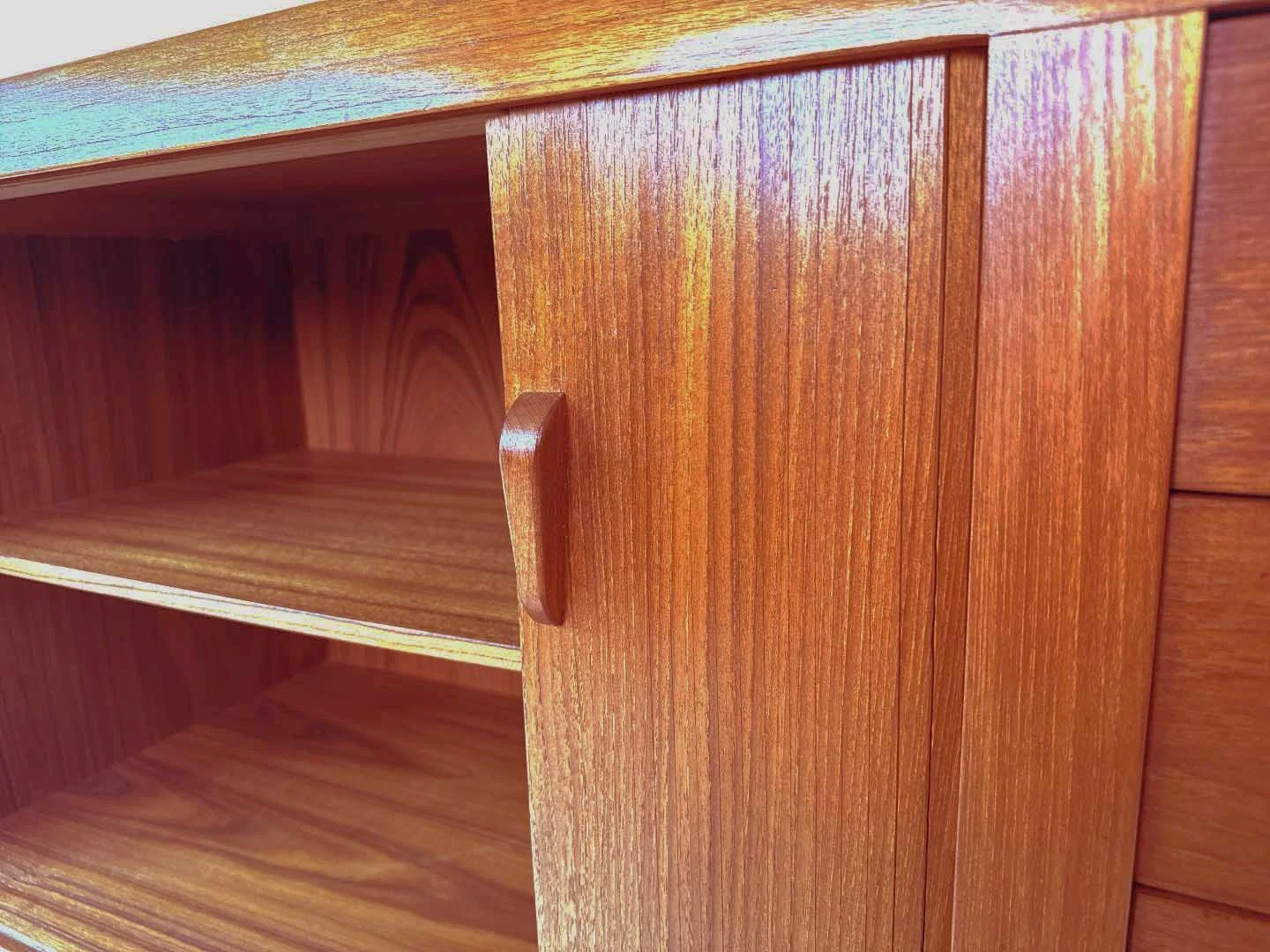 Ib Kofod Larsen teak sideboard van Faarup Møbelfabrik – detail van vintage teak handgreep en Deens design