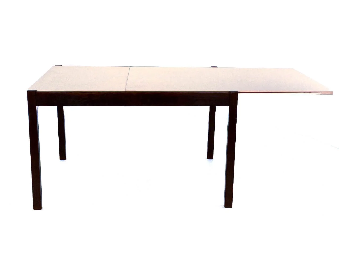 Een tafel met een donkerhouten onderstel en een licht houten blad, waarvan een deel is uitgeschoven.