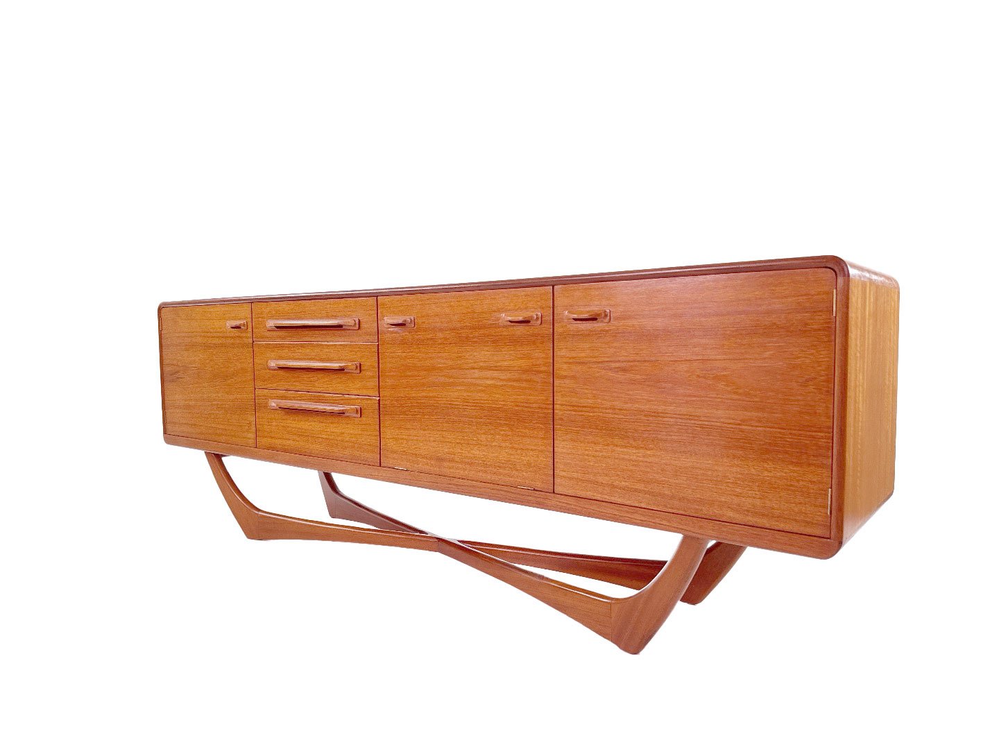 Mid-century sideboard van Val Rossi voor Beithcraft in teak – schuin zijaanzicht rechts