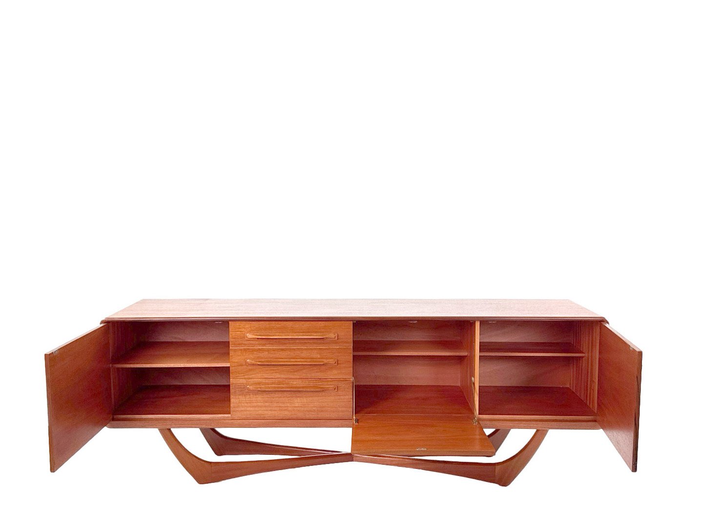Mid-century sideboard van Val Rossi voor Beithcraft in teak – totaalbeeld met deuren open