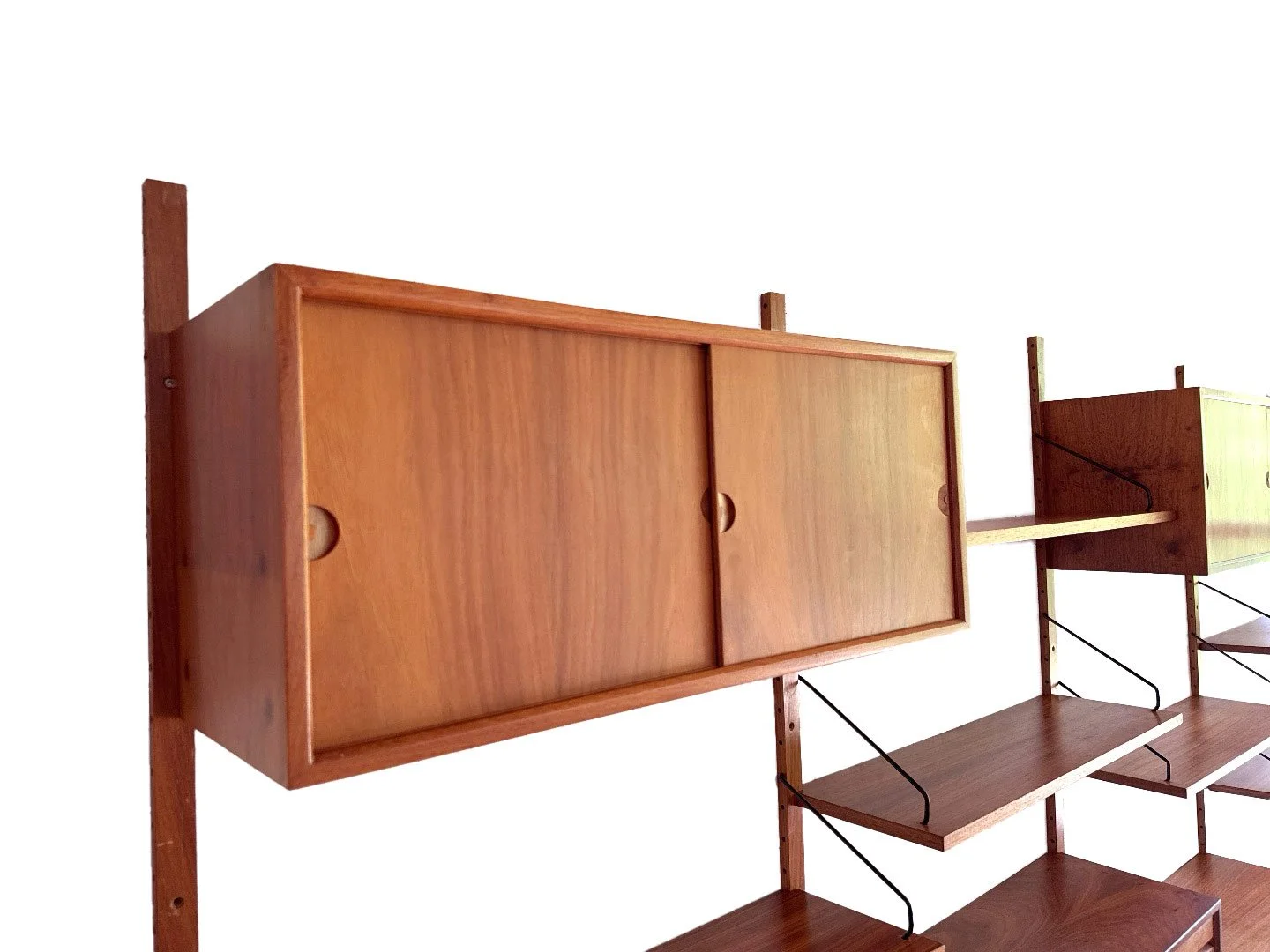 Vintage Royal System wandsysteem van Poul Cadovius in teak – close-up bovenste kast met schuifdeuren