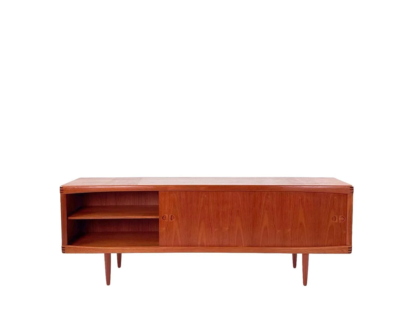 Deens design sideboard van H.W. Klein voor Bramin in teak – totaalbeeld met linker deur open van vintage design kast