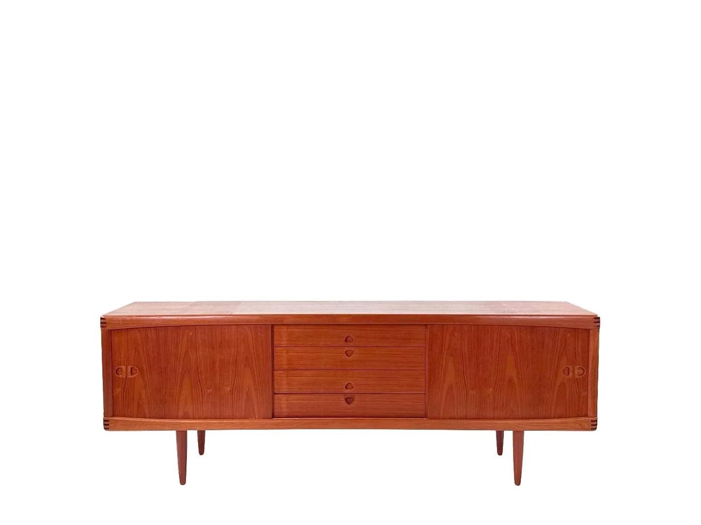 Deens design sideboard van H.W. Klein voor Bramin in teak – totaalbeeld van vintage mid century design dressoir