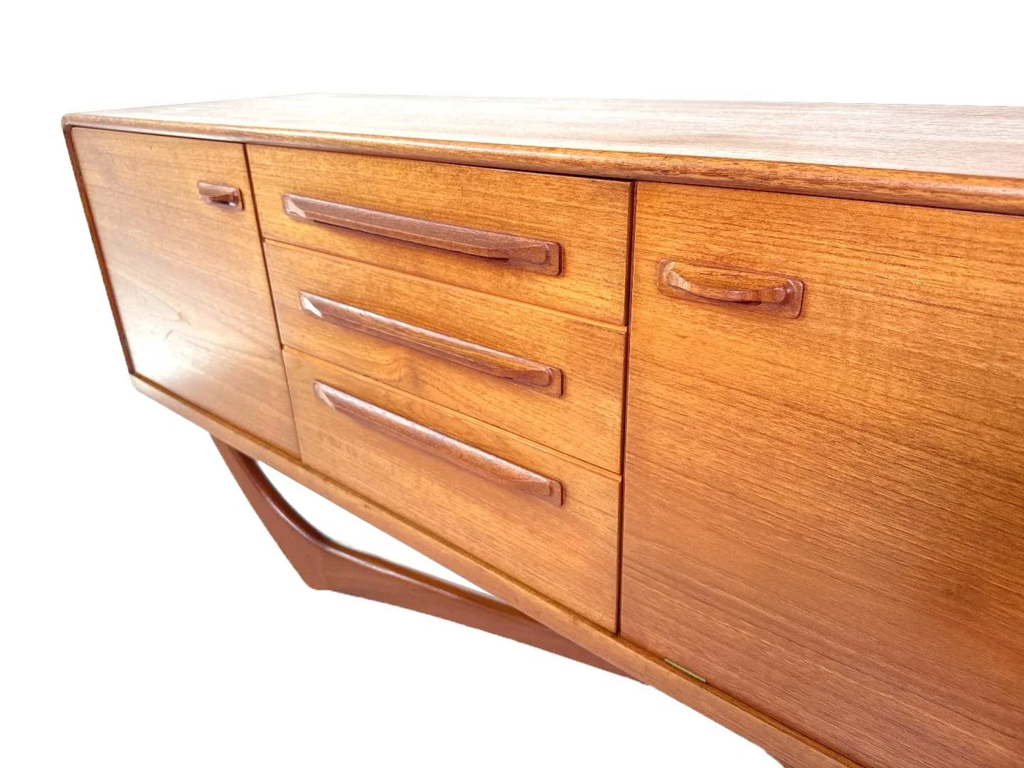 Mid-century Beithcraft sideboard van Val Rossi in teak – close-up zijpaneel links met houten handgrepen