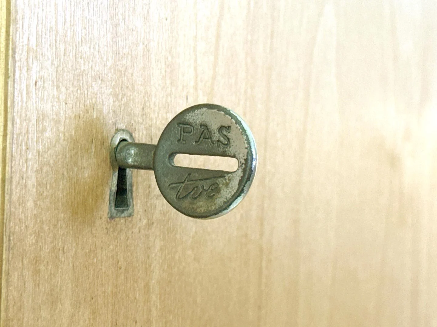 Pastoe KB04 kledingkast van Cees Braakman in berkenhout – close-up originele Pastoe sleutel