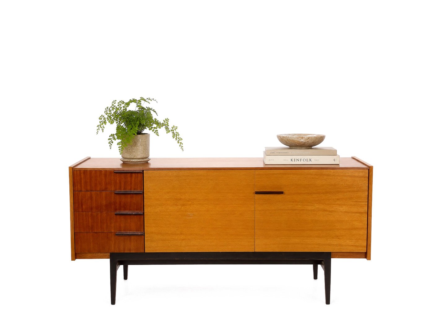 Vintage sideboard dressoir van František Mezulánik voor UP Bučovice – totaalbeeld van het minimalistisch ontwerp met kamerplant, keramische schaal en boeken